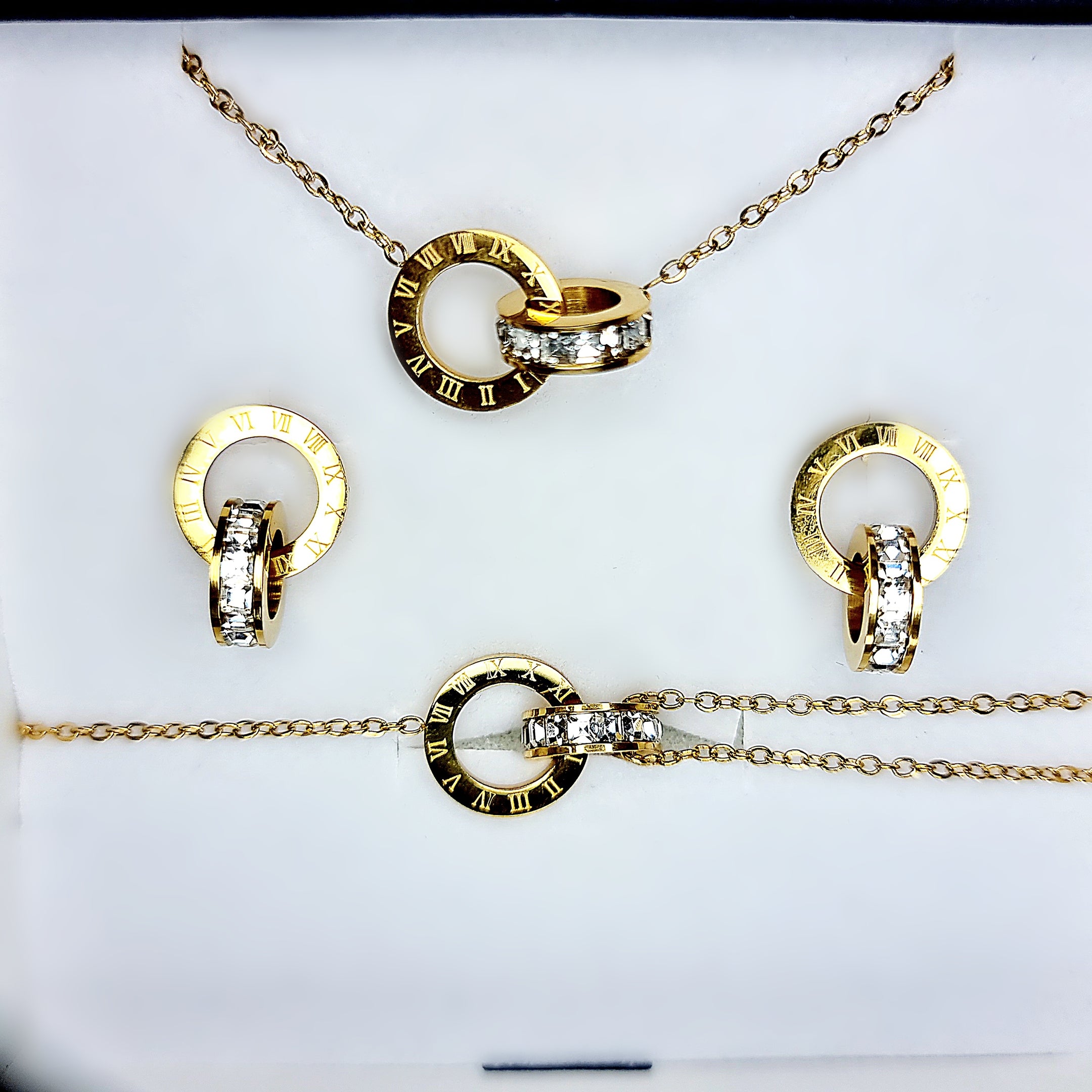 Apzeltīts rotu komplekts, neizraisa alerģiju, kvalitatīvs zelts, neapsūbē, mitrumizturīgs. Drošs pirkums, ātra piegāde, plašs sortiments, vienkāršota atgriešana…