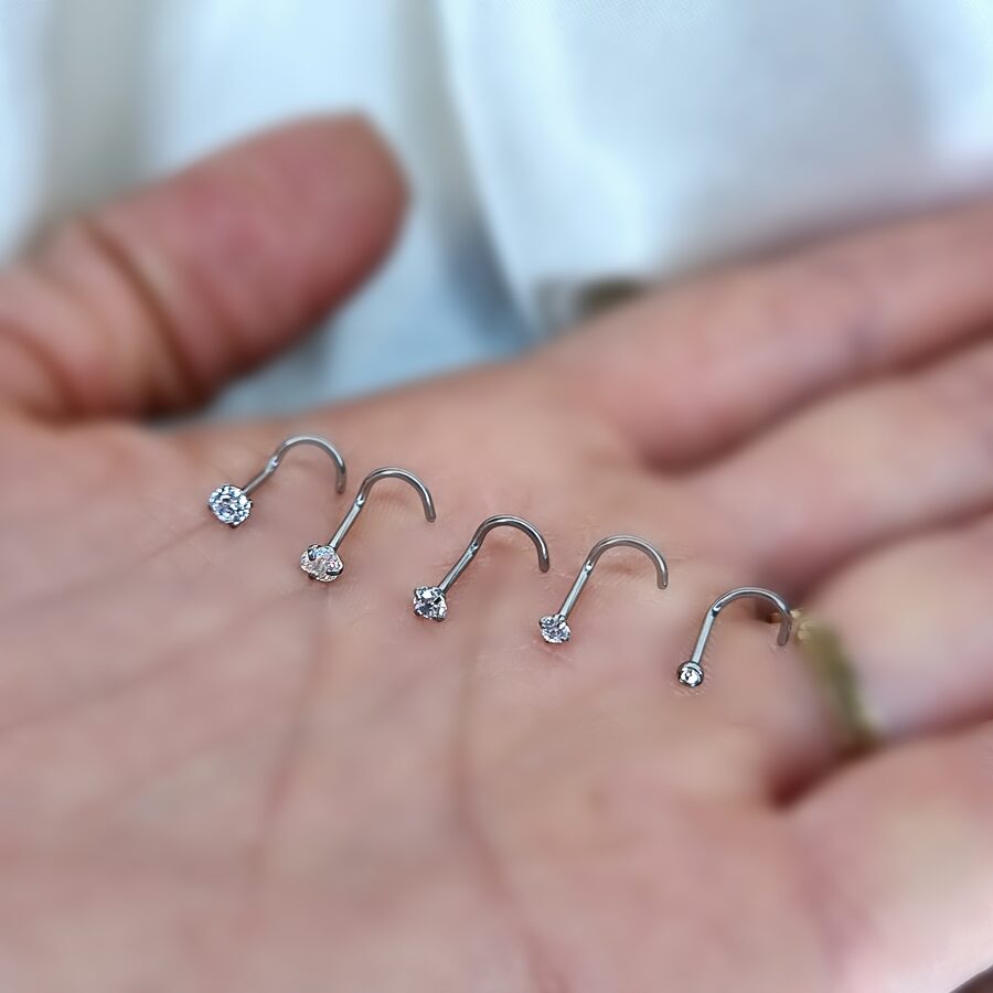 Apzeltīts pīrsings, neizraisa alerģiju, kvalitatīvi pīrsingi, neapsūbē, mitrumizturīgi. Drošs pirkums, ātra piegāde, plašs sortiments, vienkārša atgriešana. Deg…