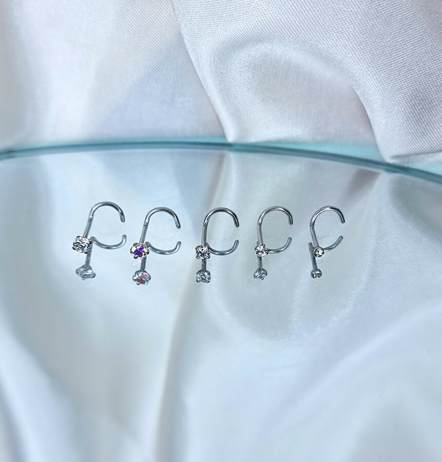 Apzeltīts pīrsings, neizraisa alerģiju, kvalitatīvi pīrsingi, neapsūbē, mitrumizturīgi. Drošs pirkums, ātra piegāde, plašs sortiments, vienkārša atgriešana. Deg…