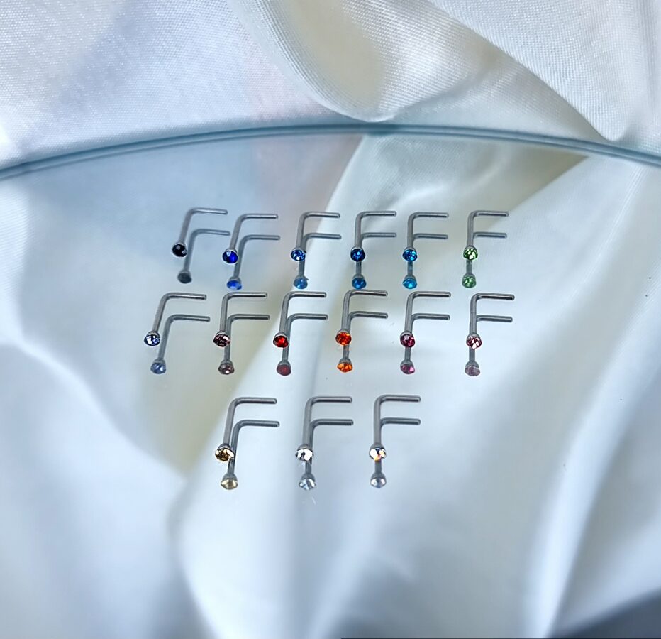 Apzeltīts pīrsings, neizraisa alerģiju, kvalitatīvi pīrsingi, neapsūbē, mitrumizturīgi. Drošs pirkums, ātra piegāde, plašs sortiments, vienkārša atgriešana. Deg…