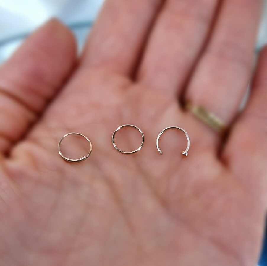 Apzeltīts pīrsings, neizraisa alerģiju, kvalitatīvi pīrsingi, neapsūbē, mitrumizturīgi. Drošs pirkums, ātra piegāde, plašs sortiments, vienkārša atgriešana. Deg…
