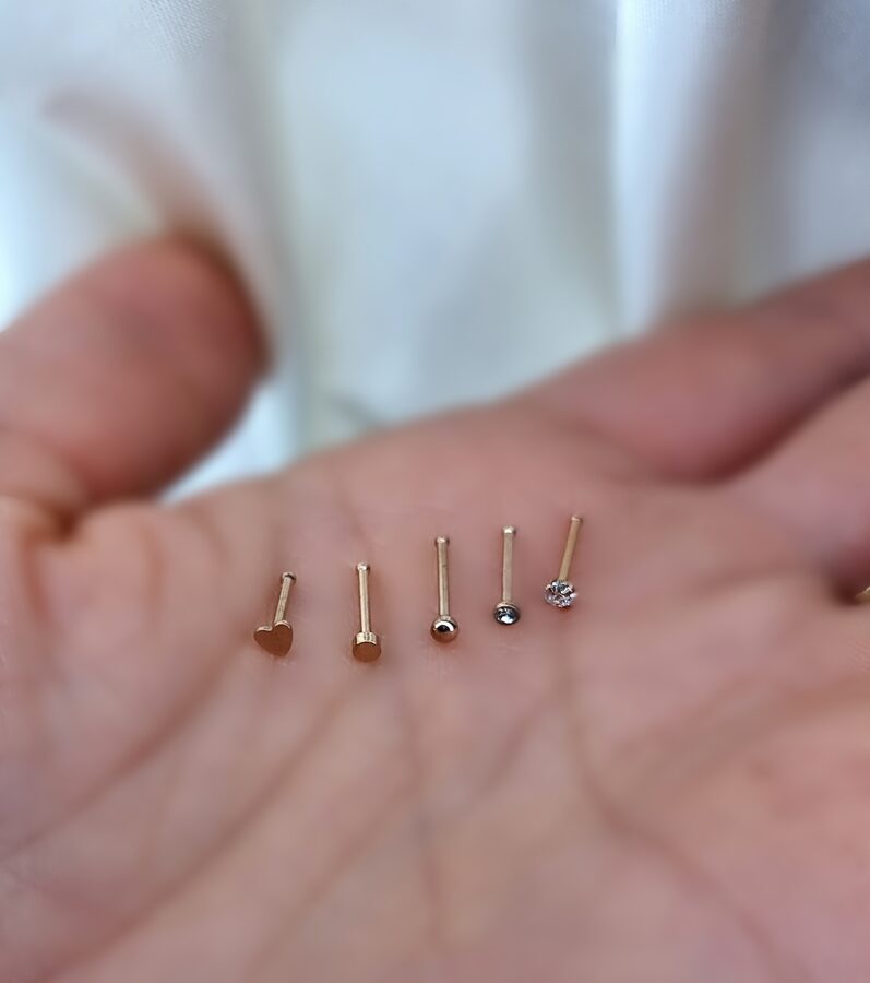 Apzeltīts pīrsings, neizraisa alerģiju, kvalitatīvi pīrsingi, neapsūbē, mitrumizturīgi. Drošs pirkums, ātra piegāde, plašs sortiments, vienkārša atgriešana. Deg…