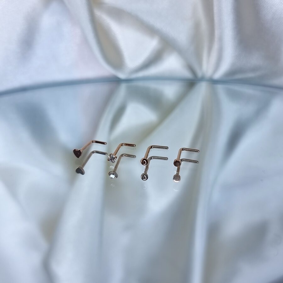 Apzeltīts pīrsings, neizraisa alerģiju, kvalitatīvi pīrsingi, neapsūbē, mitrumizturīgi. Drošs pirkums, ātra piegāde, plašs sortiments, vienkārša atgriešana. Deg…