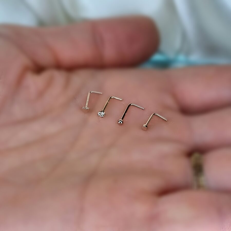 Apzeltīts pīrsings, neizraisa alerģiju, kvalitatīvi pīrsingi, neapsūbē, mitrumizturīgi. Drošs pirkums, ātra piegāde, plašs sortiments, vienkārša atgriešana. Deg…