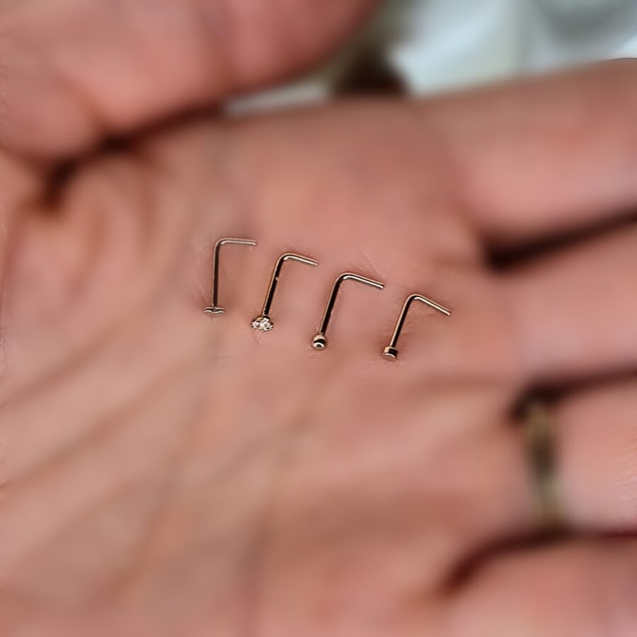 Apzeltīts pīrsings, neizraisa alerģiju, kvalitatīvi pīrsingi, neapsūbē, mitrumizturīgi. Drošs pirkums, ātra piegāde, plašs sortiments, vienkārša atgriešana. Deg…