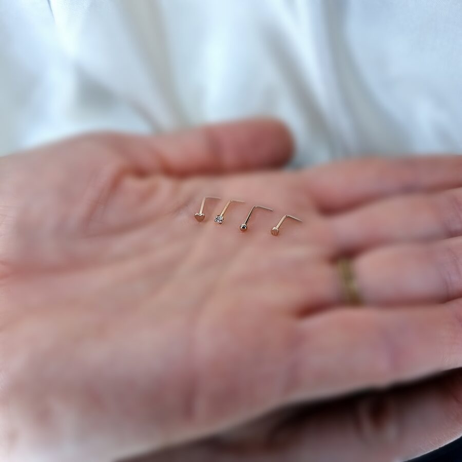 Apzeltīts pīrsings, neizraisa alerģiju, kvalitatīvi pīrsingi, neapsūbē, mitrumizturīgi. Drošs pirkums, ātra piegāde, plašs sortiments, vienkārša atgriešana. Deg…