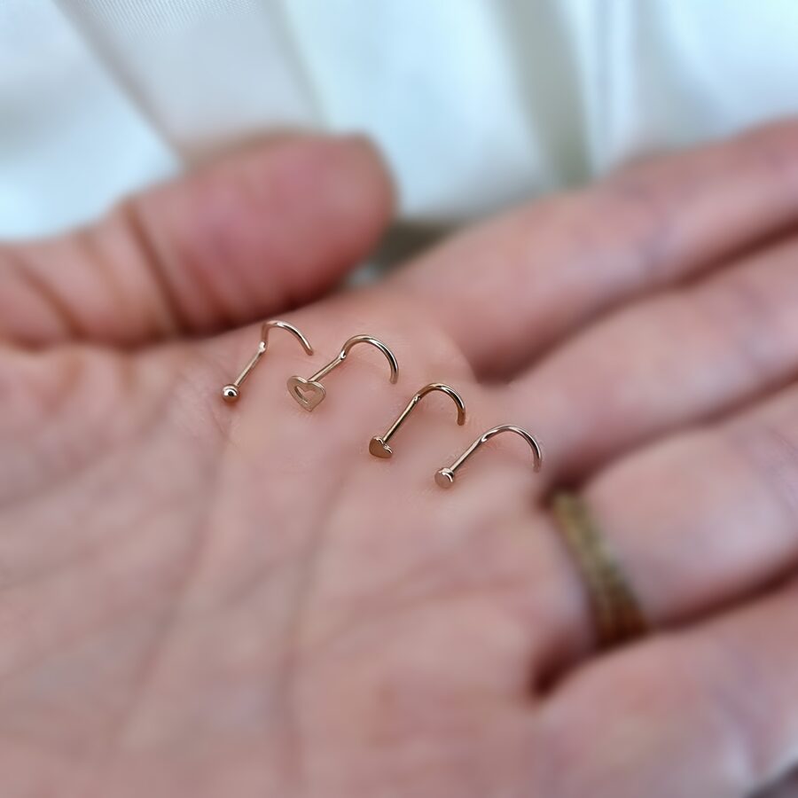 Apzeltīts pīrsings, neizraisa alerģiju, kvalitatīvi pīrsingi, neapsūbē, mitrumizturīgi. Drošs pirkums, ātra piegāde, plašs sortiments, vienkārša atgriešana. Deg…