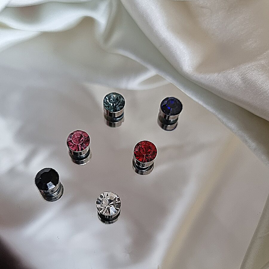 Apzeltīti auskari, neizraisa alerģiju, kvalitatīvi, neapsūbē, mitrumizturīgi. Drošs pirkums, ātra piegāde, plašs sortiments, vienkāršota atgriešana. Klasiski au…