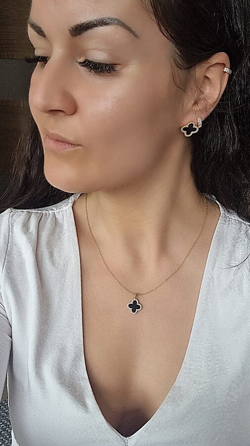 Apzeltīts rotu komplekts, neizraisa alerģiju, kvalitatīvs zelts, neapsūbē, mitrumizturīgs. Drošs pirkums, ātra piegāde, plašs sortiments, vienkāršota atgriešana. Lukss auskari, īpaši auskari ikdienai, kāzu rotas, skaistas rotas. Riņķīši, zelta auskari, medicīniskais zelts. Rotaslietas sievietei, moderni auskari,dāvana.