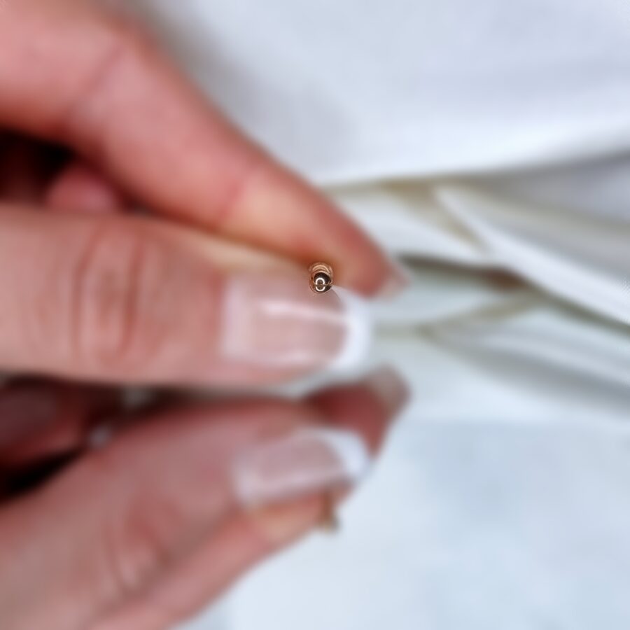 Apzeltīts pīrsings, neizraisa alerģiju, kvalitatīvi pīrsingi, neapsūbē, mitrumizturīgi. Drošs pirkums, ātra piegāde, plašs sortiments, vienkārša atgriešana. Deg…