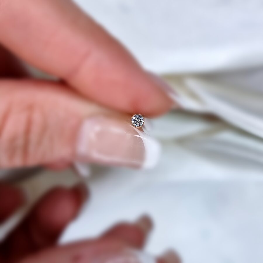 Apzeltīts pīrsings, neizraisa alerģiju, kvalitatīvi pīrsingi, neapsūbē, mitrumizturīgi. Drošs pirkums, ātra piegāde, plašs sortiments, vienkārša atgriešana. Deg…