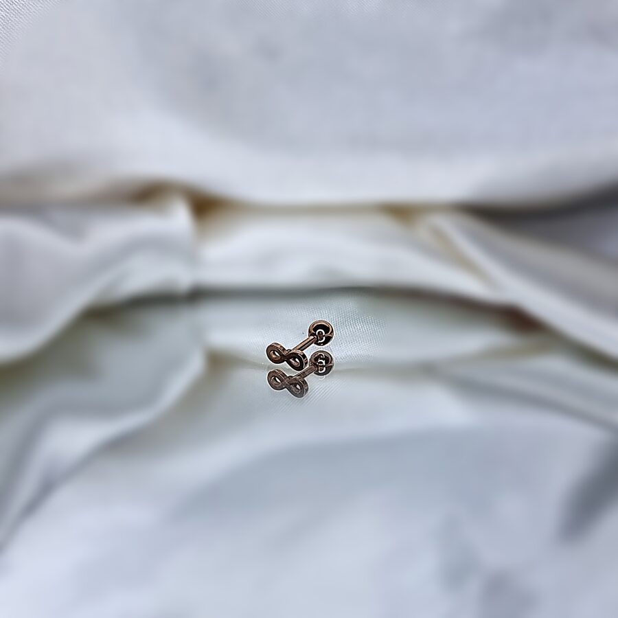 Apzeltīts pīrsings, neizraisa alerģiju, kvalitatīvi pīrsingi, neapsūbē, mitrumizturīgi. Drošs pirkums, ātra piegāde, plašs sortiments, vienkārša atgriešana. Deg…