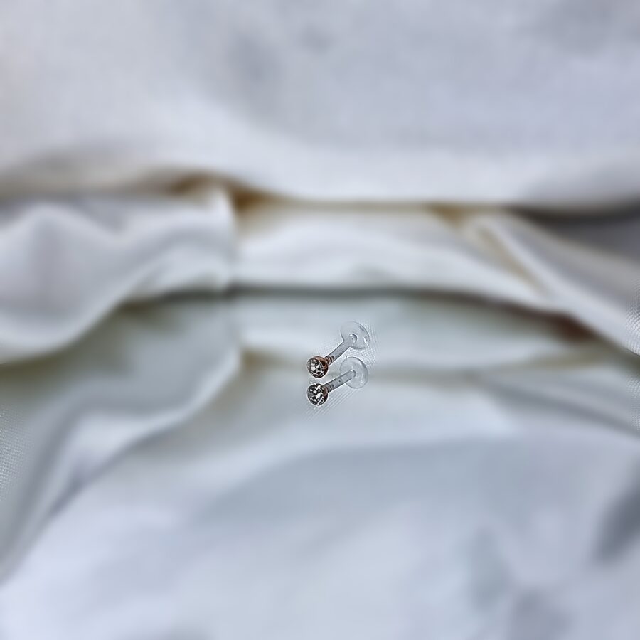 Apzeltīts pīrsings, neizraisa alerģiju, kvalitatīvi pīrsingi, neapsūbē, mitrumizturīgi. Drošs pirkums, ātra piegāde, plašs sortiments, vienkārša atgriešana. Deg…