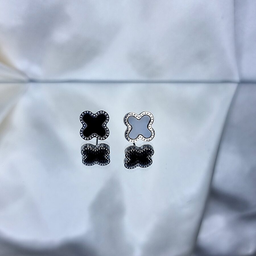 Apzeltīti auskari, neizraisa alerģiju, kvalitatīvi, neapsūbē, mitrumizturīgi. Drošs pirkums, ātra piegāde, plašs sortiments, vienkāršota atgriešana. Klasiski auskari, auskari ikdienai, auskari kāzām, bērniem. Riņķīši, zelta auskari, medicīniskais zelts. Rotaslietas sievietei, moderni auskari, gaumīgi auskari, dāvana.