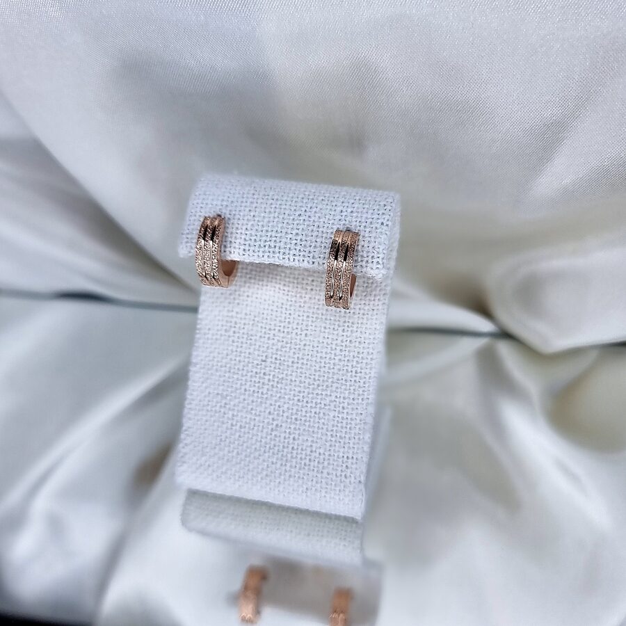 Apzeltīti auskari, neizraisa alerģiju, kvalitatīvi, neapsūbē, mitrumizturīgi. Drošs pirkums, ātra piegāde, plašs sortiments, vienkāršota atgriešana. Klasiski auskari, auskari ikdienai, auskari kāzām, bērniem. Riņķīši, zelta auskari, medicīniskais zelts. Rotaslietas sievietei, moderni auskari, gaumīgi auskari, dāvana.