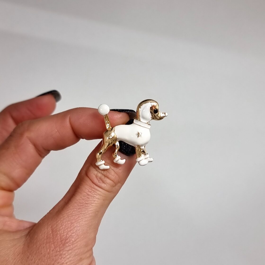 Apzeltīta piespraude, neizraisa alerģiju, kvalitatīva broša, neapsūbē, mitrumizturīga. Drošs pirkums, ātra piegāde, plašs sortiments, vienkāršota atgriešana. Kl…