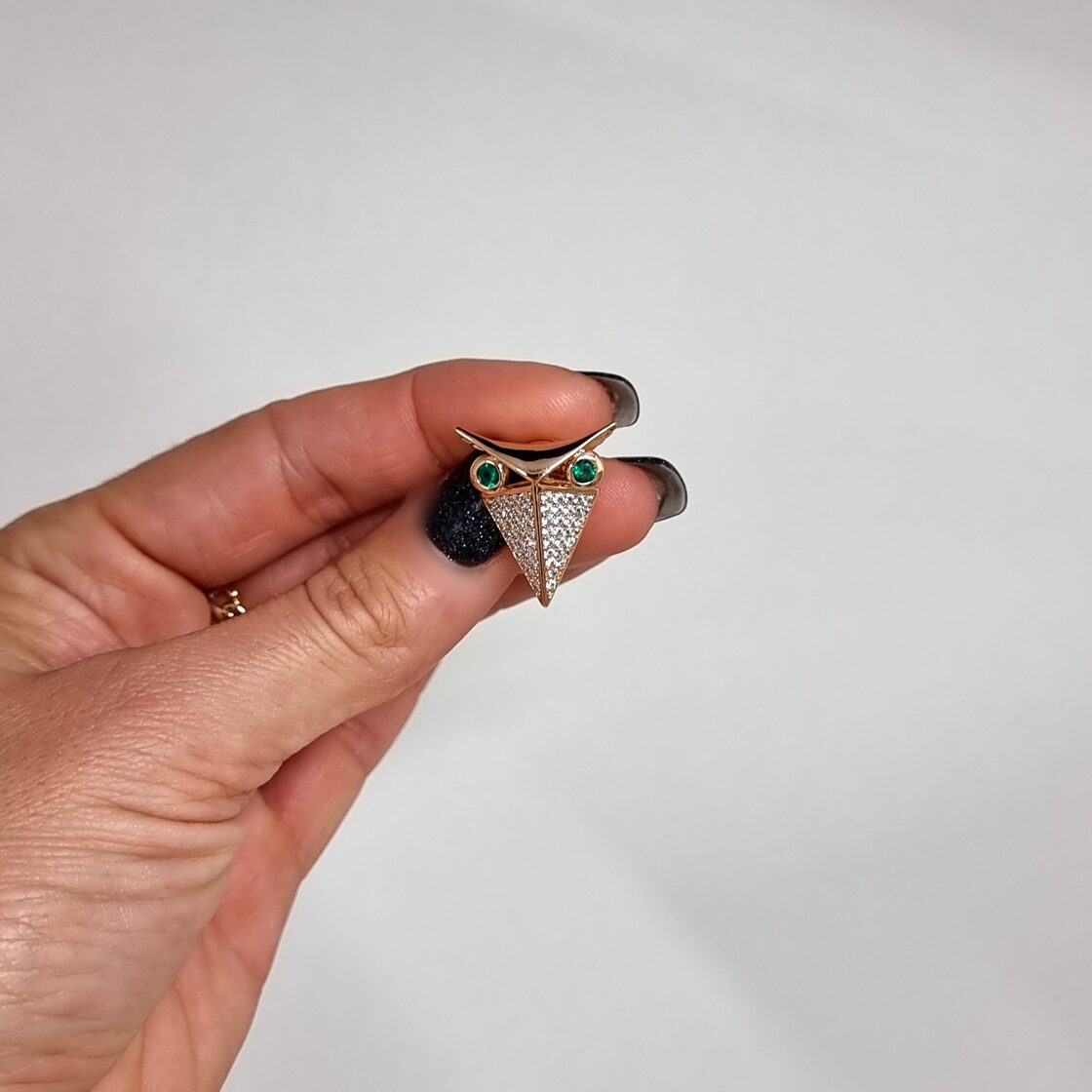 Apzeltīta piespraude, neizraisa alerģiju, kvalitatīva broša, neapsūbē, mitrumizturīga. Drošs pirkums, ātra piegāde, plašs sortiments, vienkāršota atgriešana. Kl…