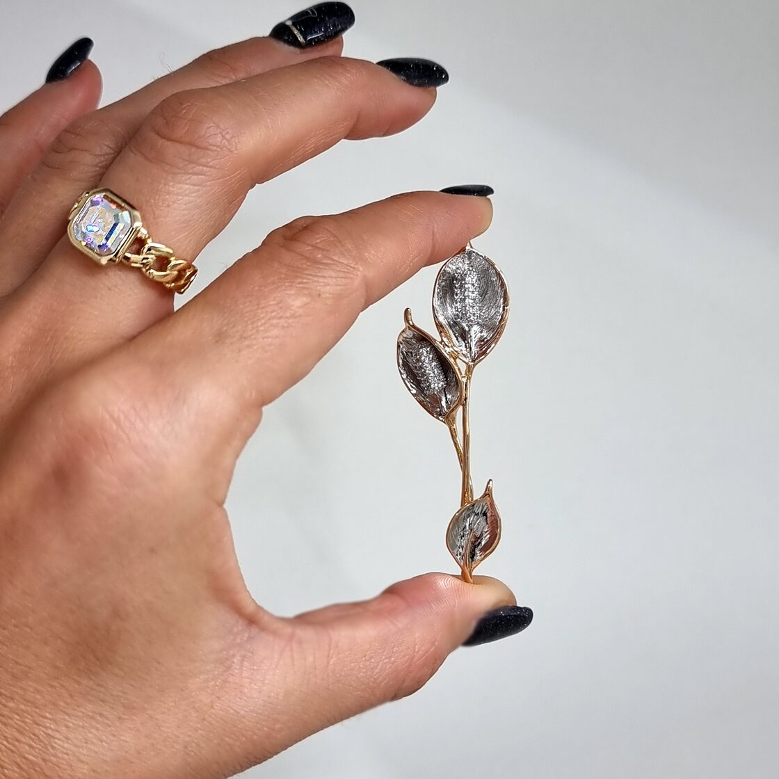 Apzeltīta piespraude, neizraisa alerģiju, kvalitatīva broša, neapsūbē, mitrumizturīga. Drošs pirkums, ātra piegāde, plašs sortiments, vienkāršota atgriešana. Kl…