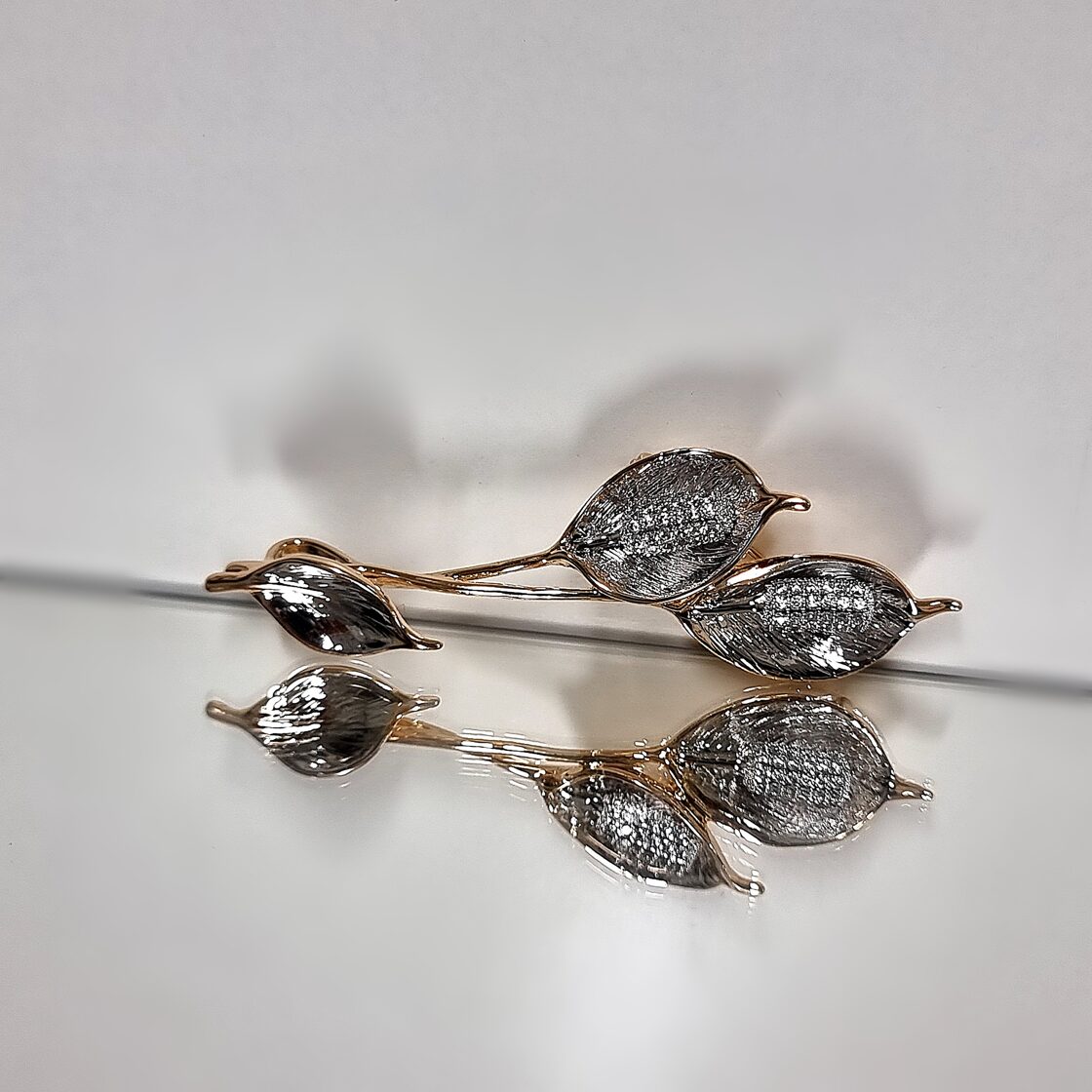 Apzeltīta piespraude, neizraisa alerģiju, kvalitatīva broša, neapsūbē, mitrumizturīga. Drošs pirkums, ātra piegāde, plašs sortiments, vienkāršota atgriešana. Kl…