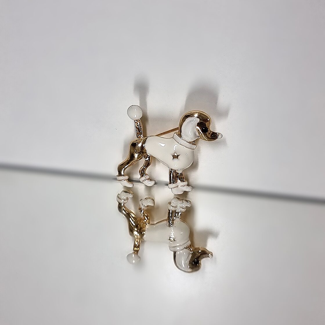 Apzeltīta piespraude, neizraisa alerģiju, kvalitatīva broša, neapsūbē, mitrumizturīga. Drošs pirkums, ātra piegāde, plašs sortiments, vienkāršota atgriešana. Kl…