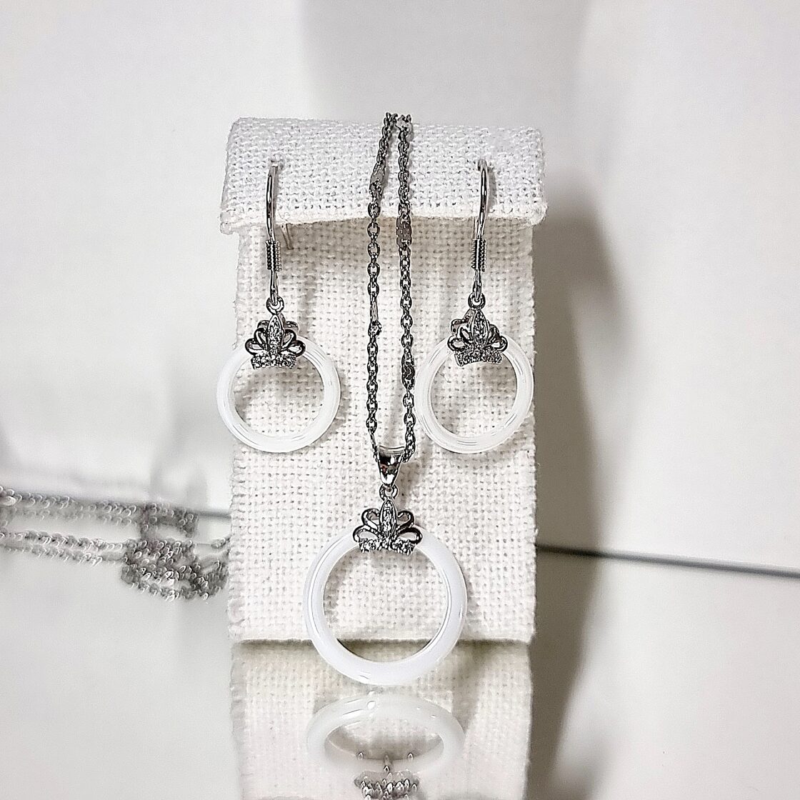 Apzeltīts rotu komplekts, neizraisa alerģiju, kvalitatīvs zelts, neapsūbē, mitrumizturīgs. Drošs pirkums, ātra piegāde, plašs sortiments, vienkāršota atgriešana…