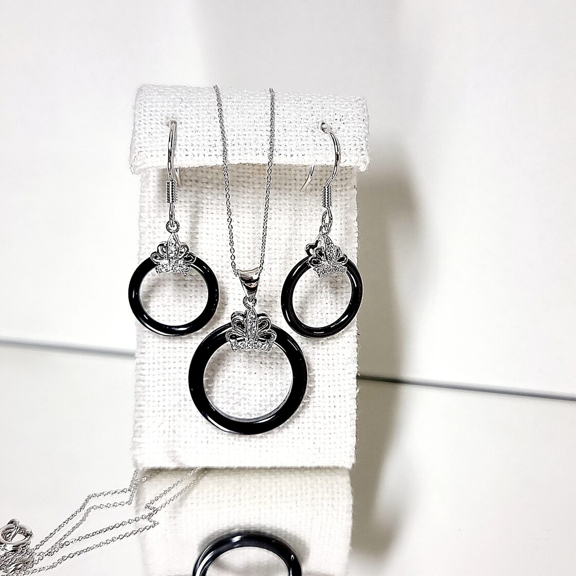 Apzeltīts rotu komplekts, neizraisa alerģiju, kvalitatīvs zelts, neapsūbē, mitrumizturīgs. Drošs pirkums, ātra piegāde, plašs sortiments, vienkāršota atgriešana…