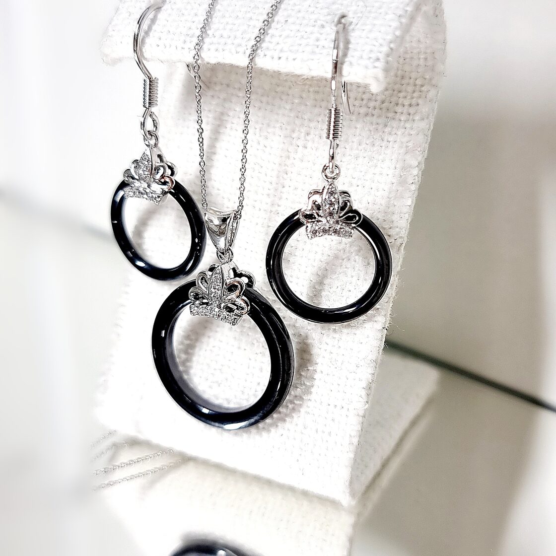 Apzeltīts rotu komplekts, neizraisa alerģiju, kvalitatīvs zelts, neapsūbē, mitrumizturīgs. Drošs pirkums, ātra piegāde, plašs sortiments, vienkāršota atgriešana…