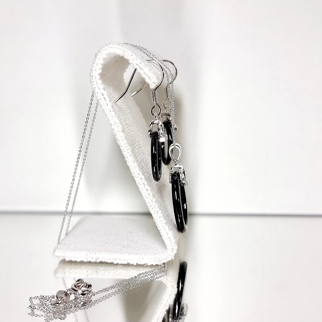 Apzeltīts rotu komplekts, neizraisa alerģiju, kvalitatīvs zelts, neapsūbē, mitrumizturīgs. Drošs pirkums, ātra piegāde, plašs sortiments, vienkāršota atgriešana…