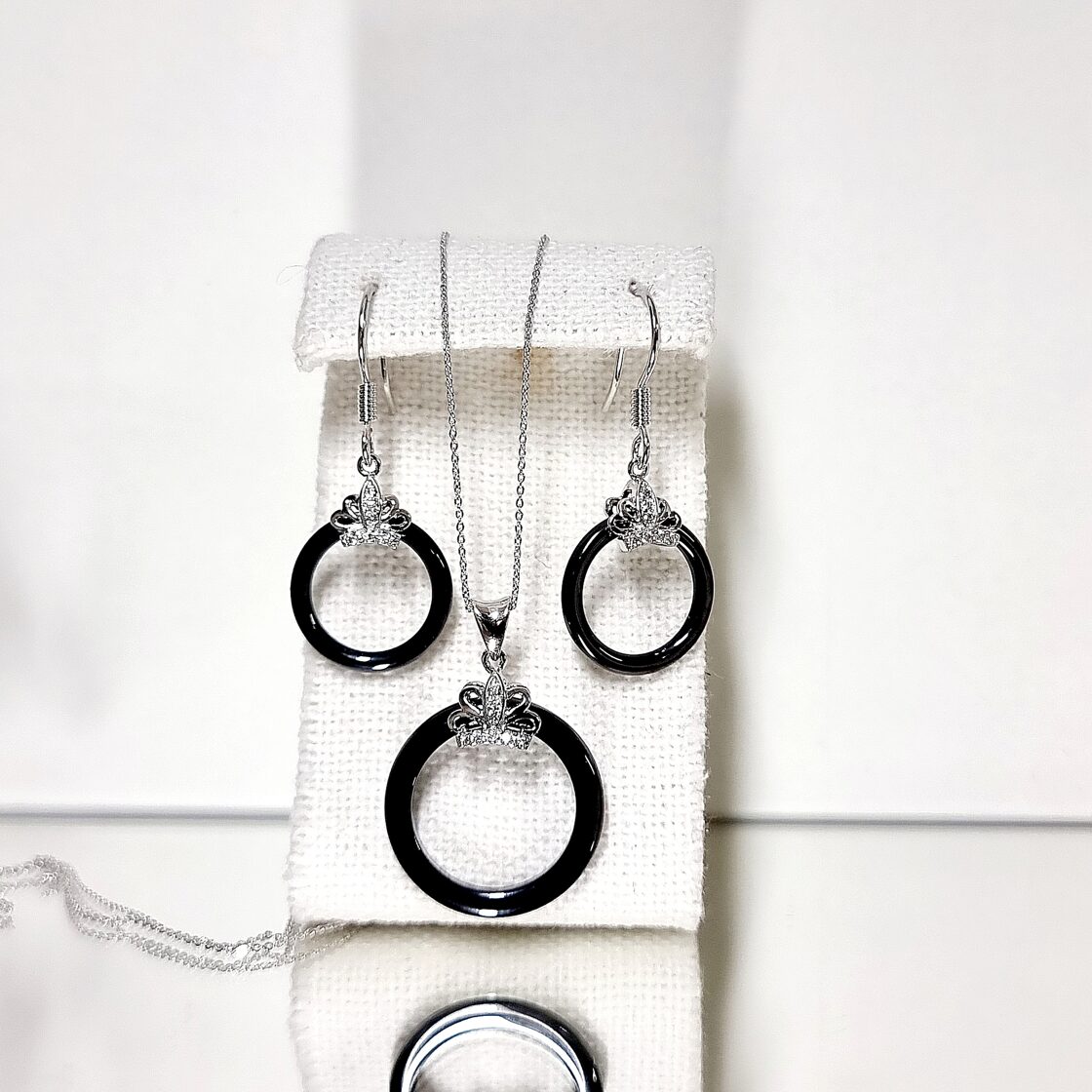 Apzeltīts rotu komplekts, neizraisa alerģiju, kvalitatīvs zelts, neapsūbē, mitrumizturīgs. Drošs pirkums, ātra piegāde, plašs sortiments, vienkāršota atgriešana…