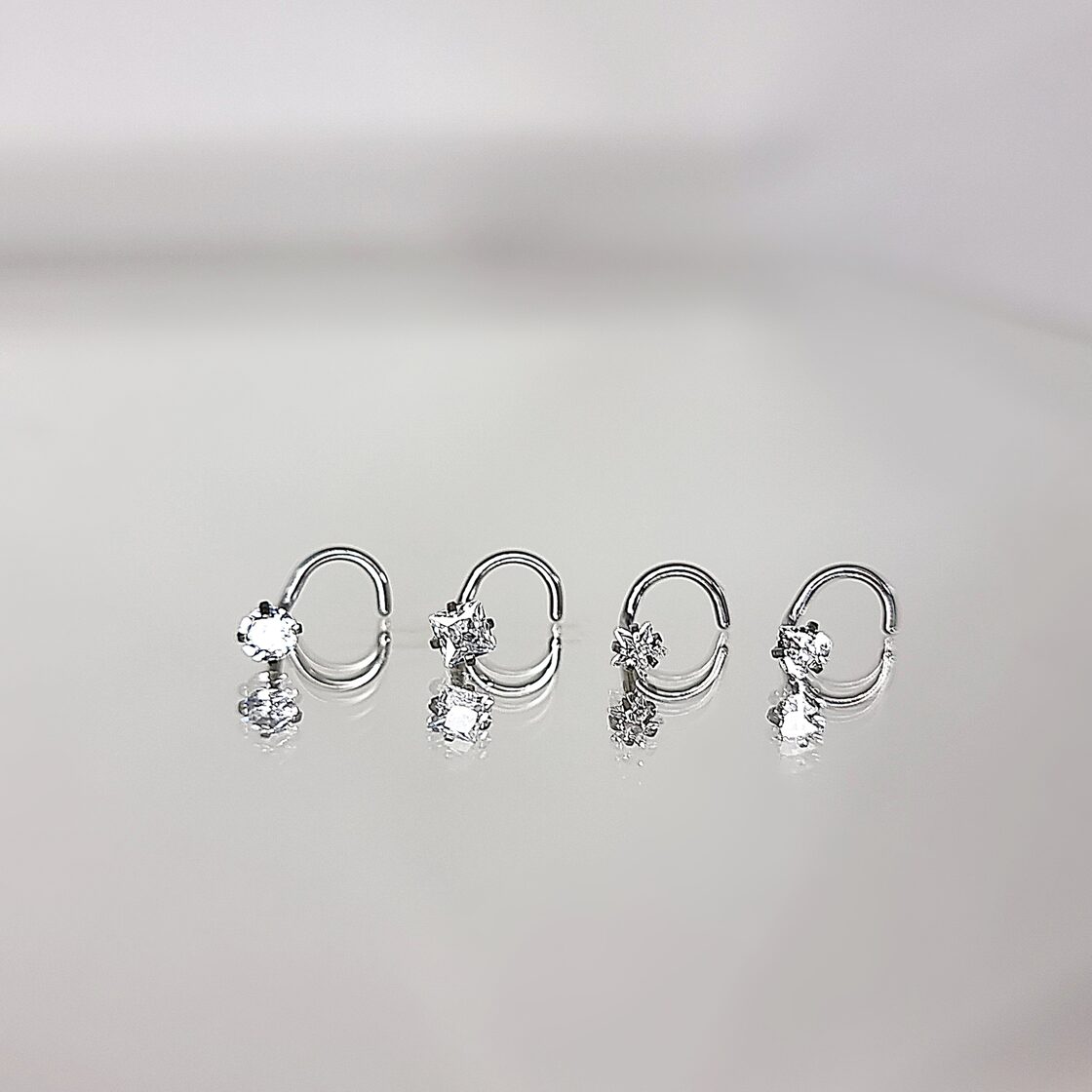 Apzeltīts pīrsings, neizraisa alerģiju, kvalitatīvi pīrsingi, neapsūbē, mitrumizturīgi. Drošs pirkums, ātra piegāde, plašs sortiments, vienkārša atgriešana. Deg…