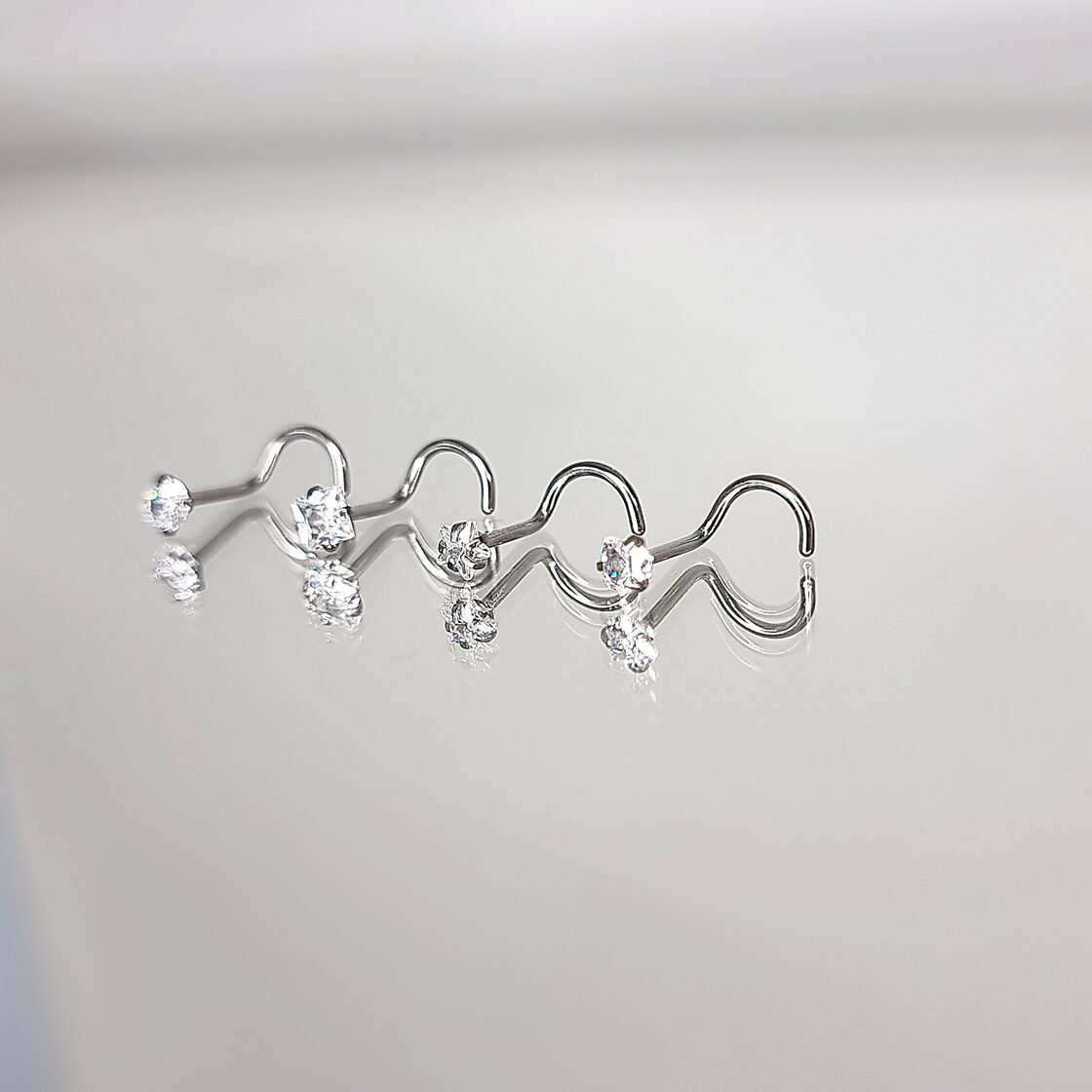 Apzeltīts pīrsings, neizraisa alerģiju, kvalitatīvi pīrsingi, neapsūbē, mitrumizturīgi. Drošs pirkums, ātra piegāde, plašs sortiments, vienkārša atgriešana. Deg…