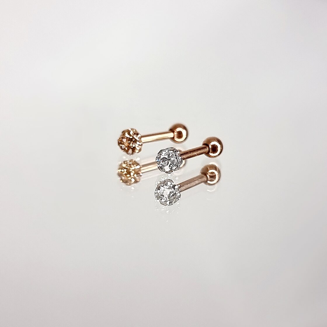 Apzeltīts pīrsings, neizraisa alerģiju, kvalitatīvi pīrsingi, neapsūbē, mitrumizturīgi. Drošs pirkums, ātra piegāde, plašs sortiments, vienkārša atgriešana. Deg…