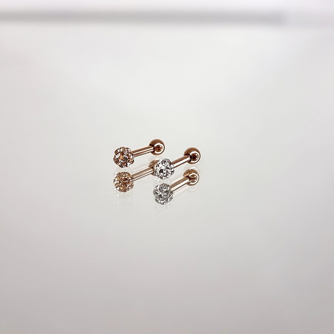 Apzeltīts pīrsings, neizraisa alerģiju, kvalitatīvi pīrsingi, neapsūbē, mitrumizturīgi. Drošs pirkums, ātra piegāde, plašs sortiments, vienkārša atgriešana. Deg…