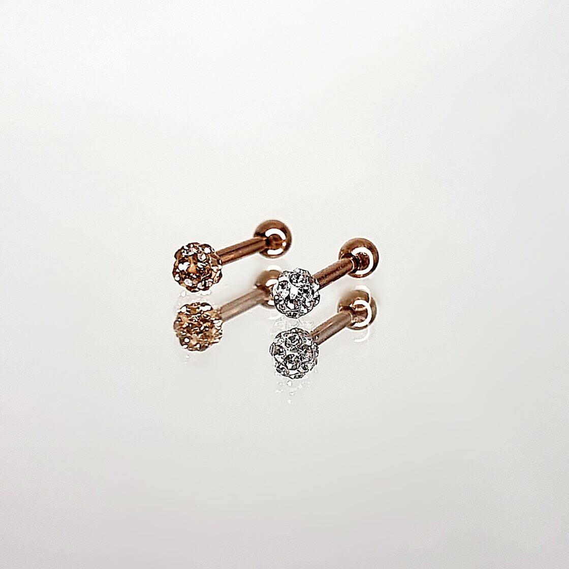 Apzeltīts pīrsings, neizraisa alerģiju, kvalitatīvi pīrsingi, neapsūbē, mitrumizturīgi. Drošs pirkums, ātra piegāde, plašs sortiments, vienkārša atgriešana. Deg…