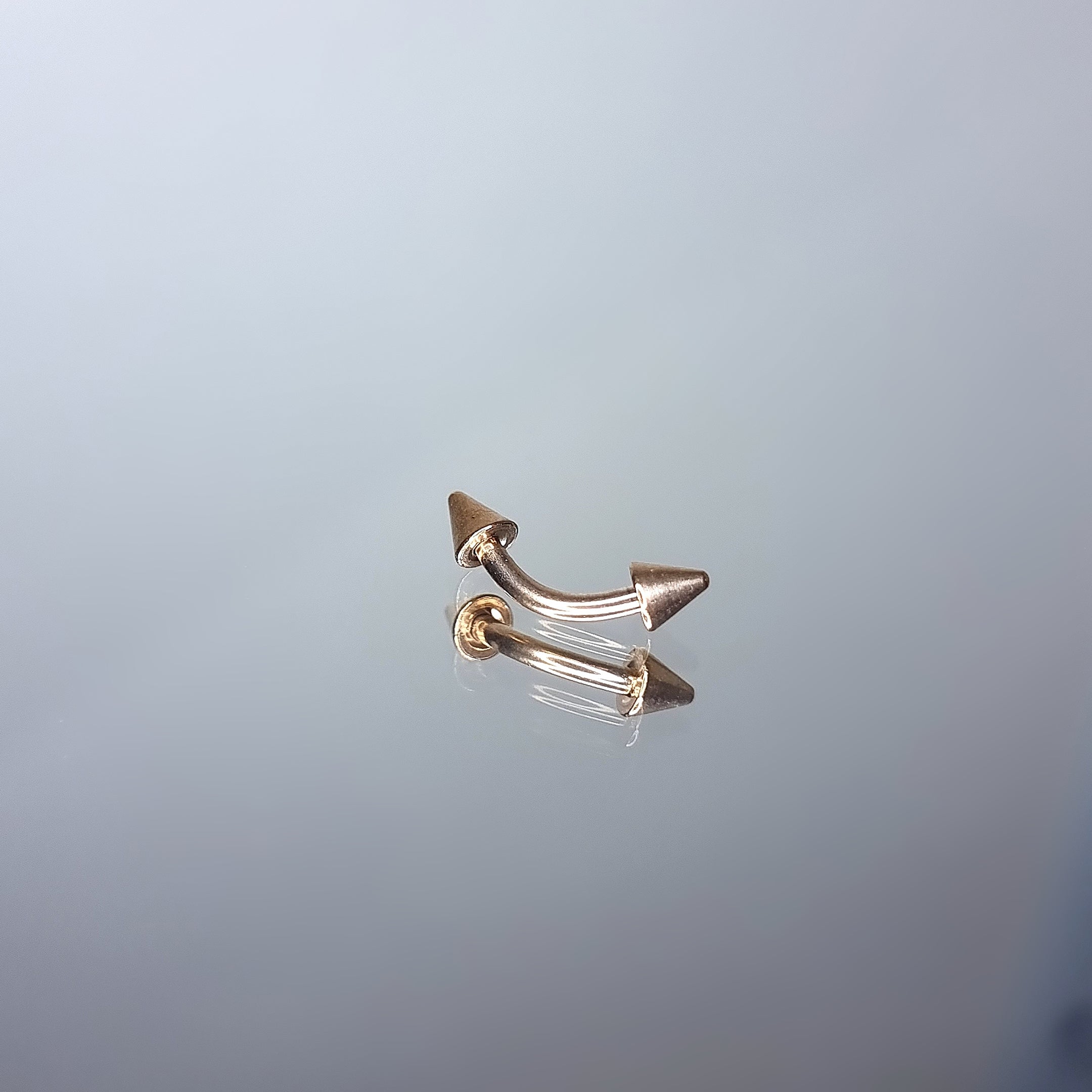 Apzeltīts pīrsings, neizraisa alerģiju, kvalitatīvi pīrsingi, neapsūbē, mitrumizturīgi. Drošs pirkums, ātra piegāde, plašs sortiments, vienkārša atgriešana. Deg…