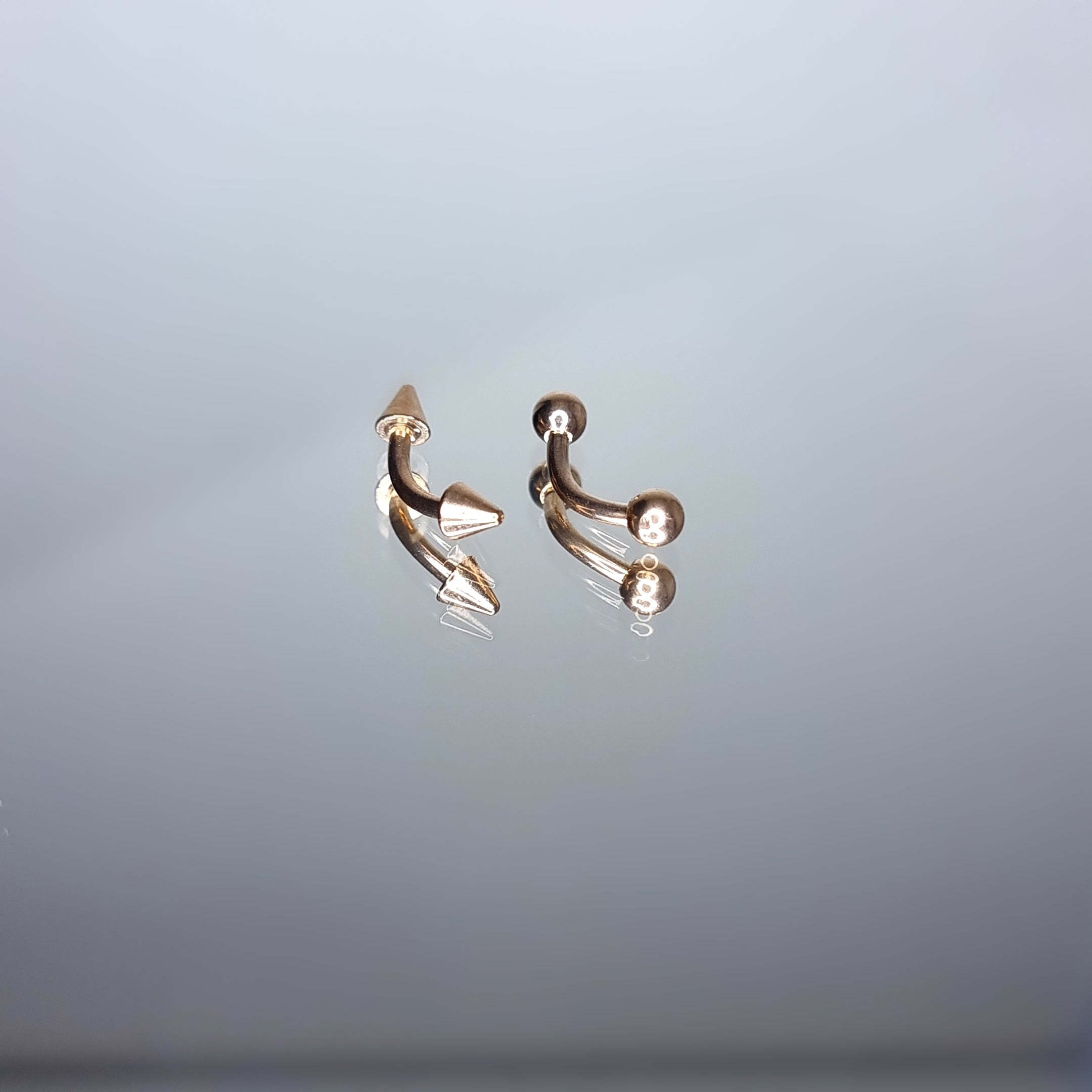 Apzeltīts pīrsings, neizraisa alerģiju, kvalitatīvi pīrsingi, neapsūbē, mitrumizturīgi. Drošs pirkums, ātra piegāde, plašs sortiments, vienkārša atgriešana. Deg…