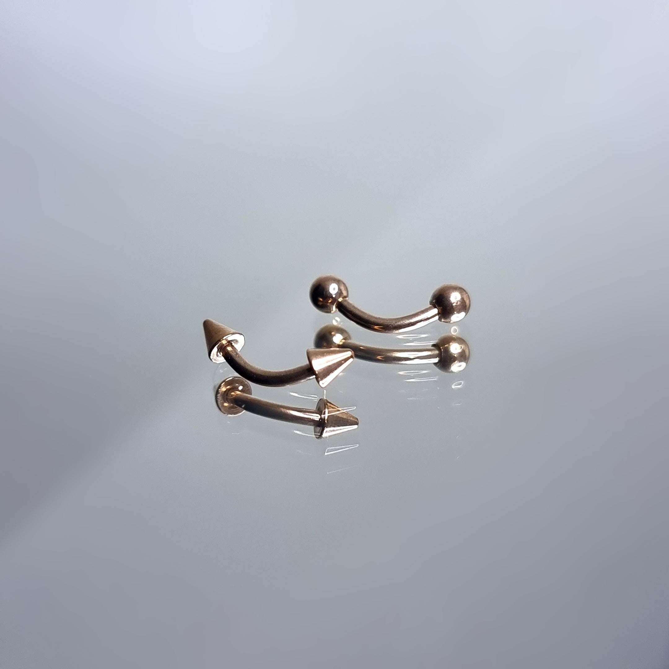 Apzeltīts pīrsings, neizraisa alerģiju, kvalitatīvi pīrsingi, neapsūbē, mitrumizturīgi. Drošs pirkums, ātra piegāde, plašs sortiments, vienkārša atgriešana. Deg…