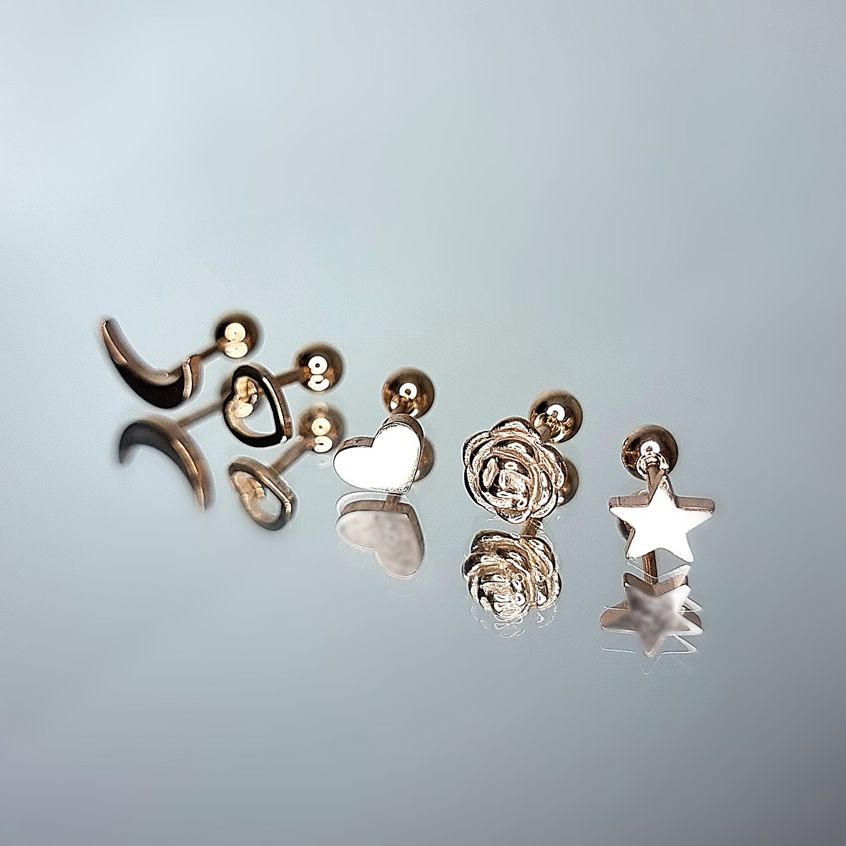 Apzeltīts pīrsings, neizraisa alerģiju, kvalitatīvi pīrsingi, neapsūbē, mitrumizturīgi. Drošs pirkums, ātra piegāde, plašs sortiments, vienkārša atgriešana. Deg…