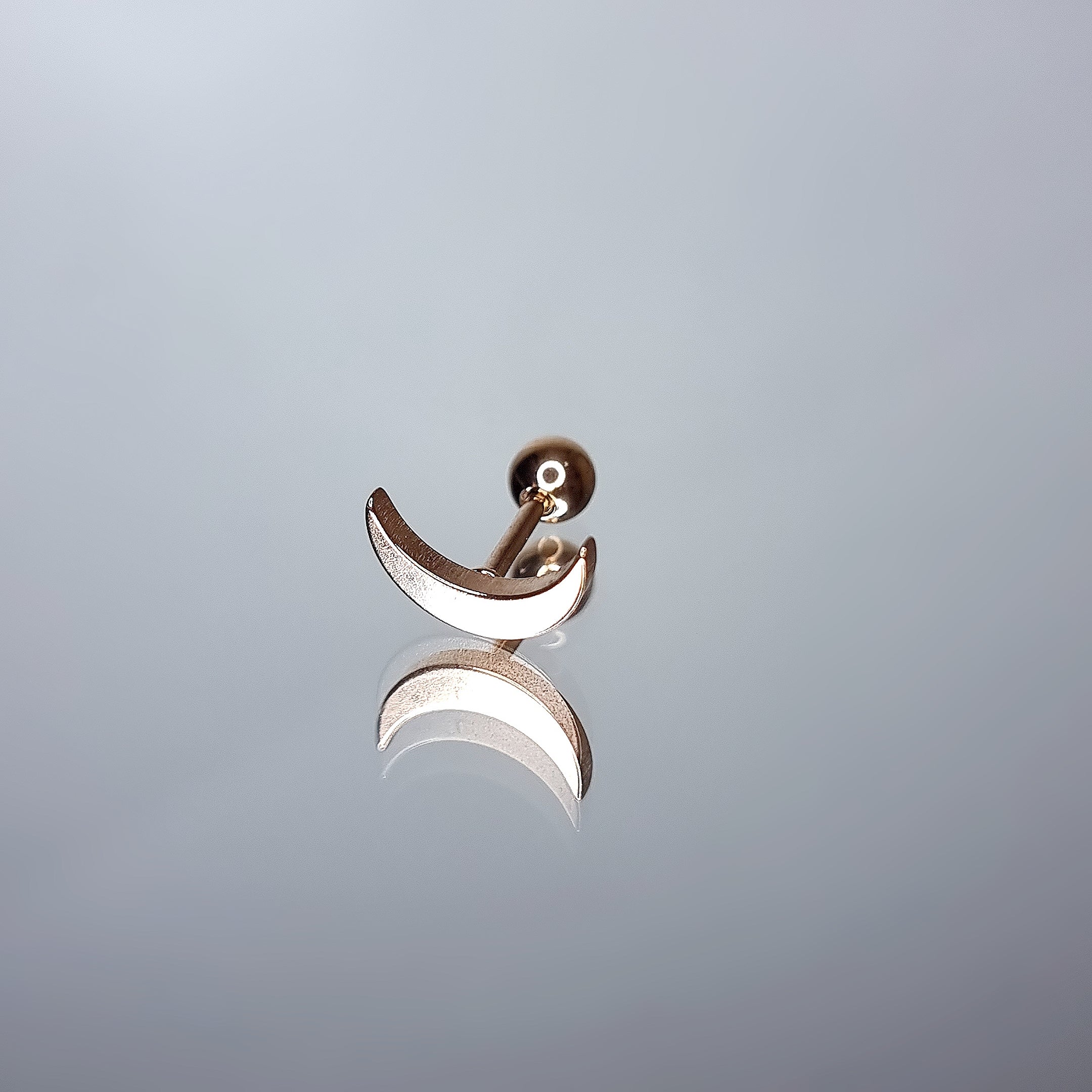 Apzeltīts pīrsings, neizraisa alerģiju, kvalitatīvi pīrsingi, neapsūbē, mitrumizturīgi. Drošs pirkums, ātra piegāde, plašs sortiments, vienkārša atgriešana. Deg…