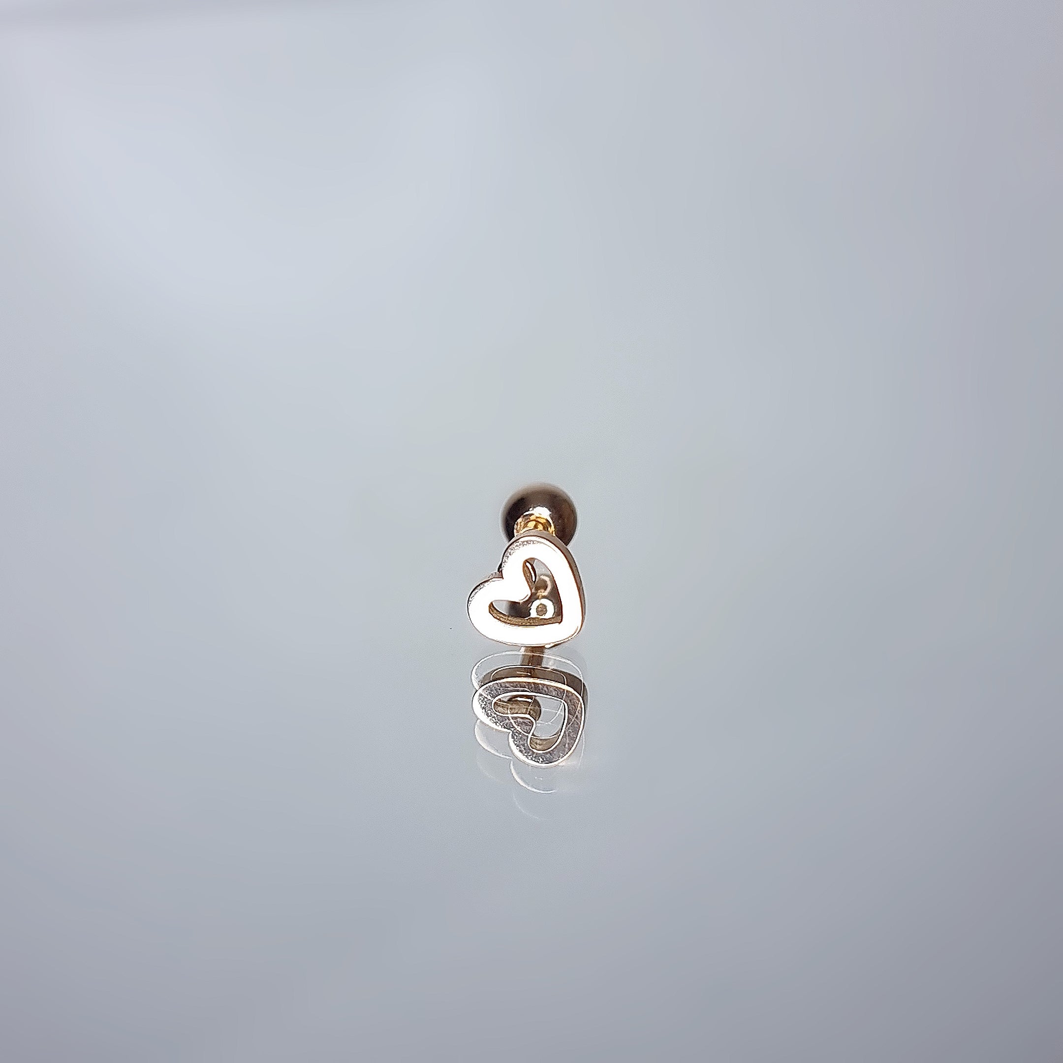 Apzeltīts pīrsings, neizraisa alerģiju, kvalitatīvi pīrsingi, neapsūbē, mitrumizturīgi. Drošs pirkums, ātra piegāde, plašs sortiments, vienkārša atgriešana. Deg…