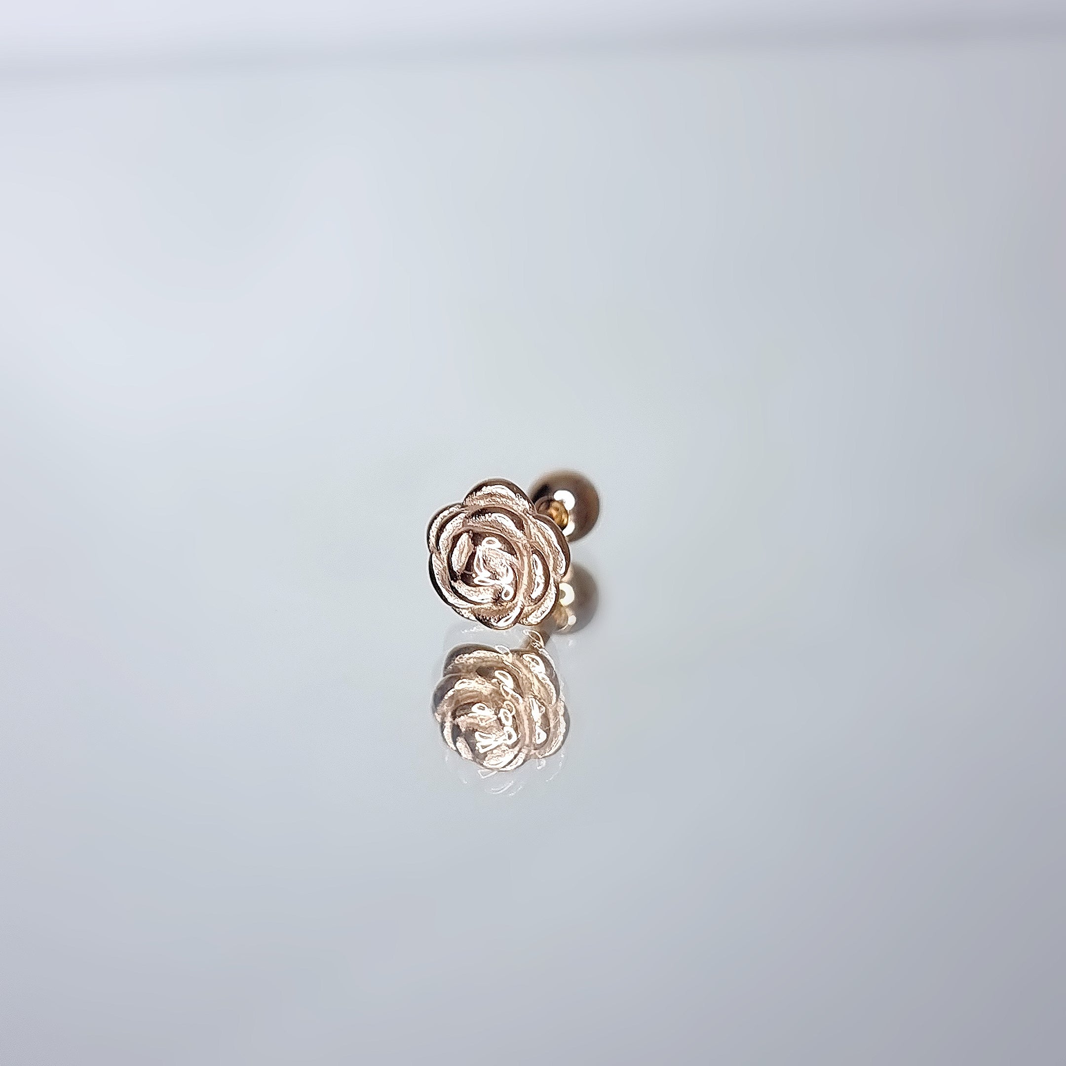 Apzeltīts pīrsings, neizraisa alerģiju, kvalitatīvi pīrsingi, neapsūbē, mitrumizturīgi. Drošs pirkums, ātra piegāde, plašs sortiments, vienkārša atgriešana. Deg…