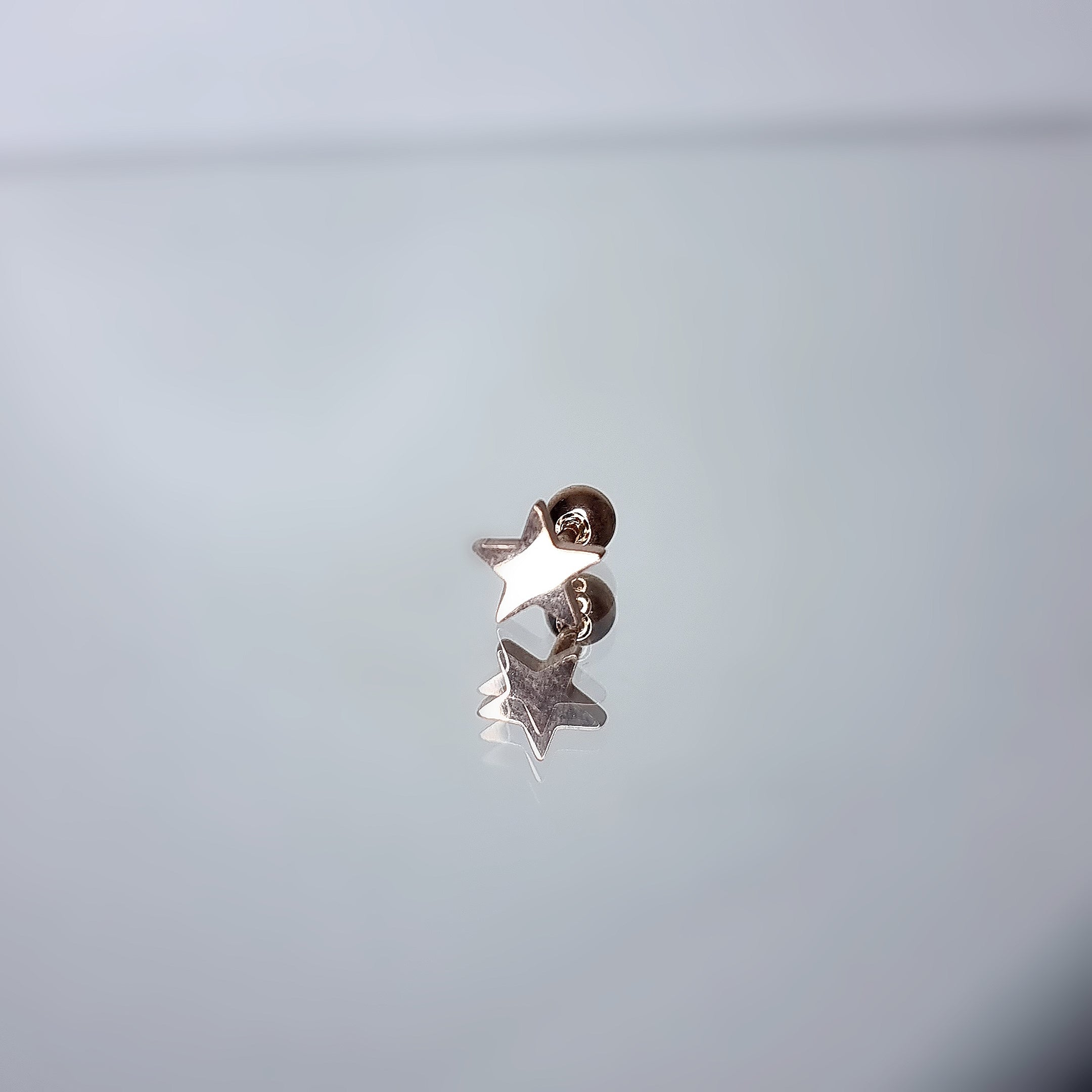 Apzeltīts pīrsings, neizraisa alerģiju, kvalitatīvi pīrsingi, neapsūbē, mitrumizturīgi. Drošs pirkums, ātra piegāde, plašs sortiments, vienkārša atgriešana. Deg…