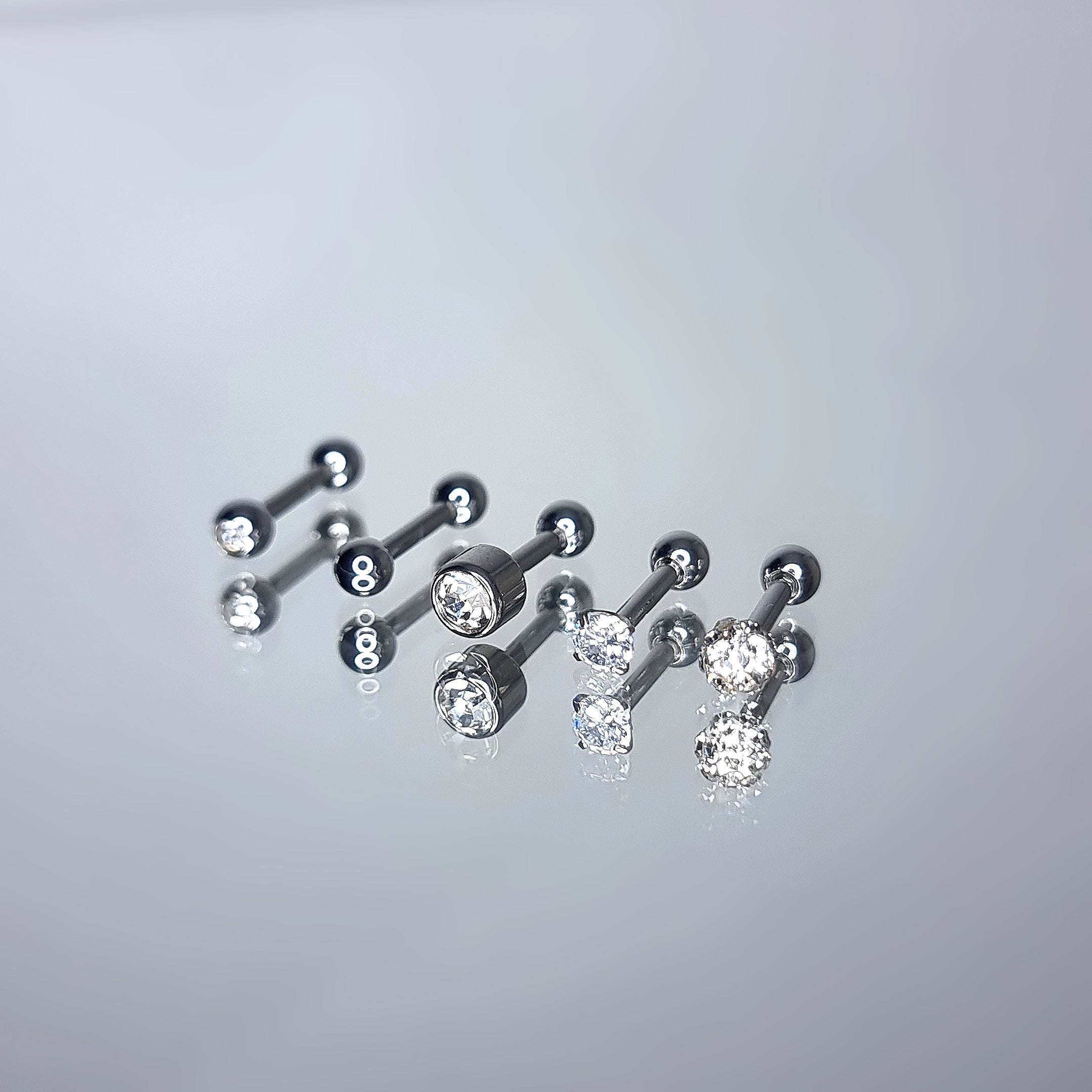 Apzeltīts pīrsings, neizraisa alerģiju, kvalitatīvi pīrsingi, neapsūbē, mitrumizturīgi. Drošs pirkums, ātra piegāde, plašs sortiments, vienkārša atgriešana. Deg…