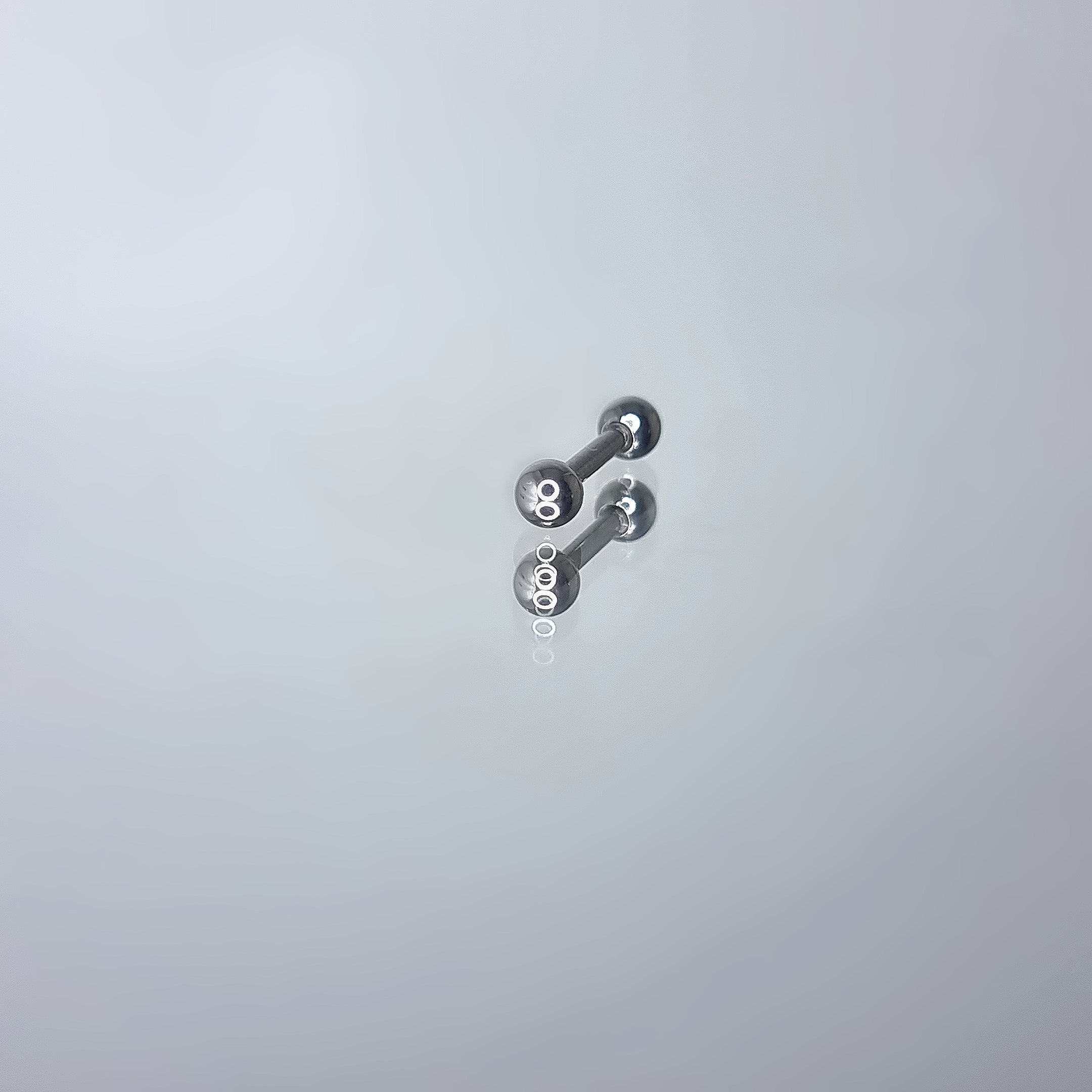 Apzeltīts pīrsings, neizraisa alerģiju, kvalitatīvi pīrsingi, neapsūbē, mitrumizturīgi. Drošs pirkums, ātra piegāde, plašs sortiments, vienkārša atgriešana. Deg…