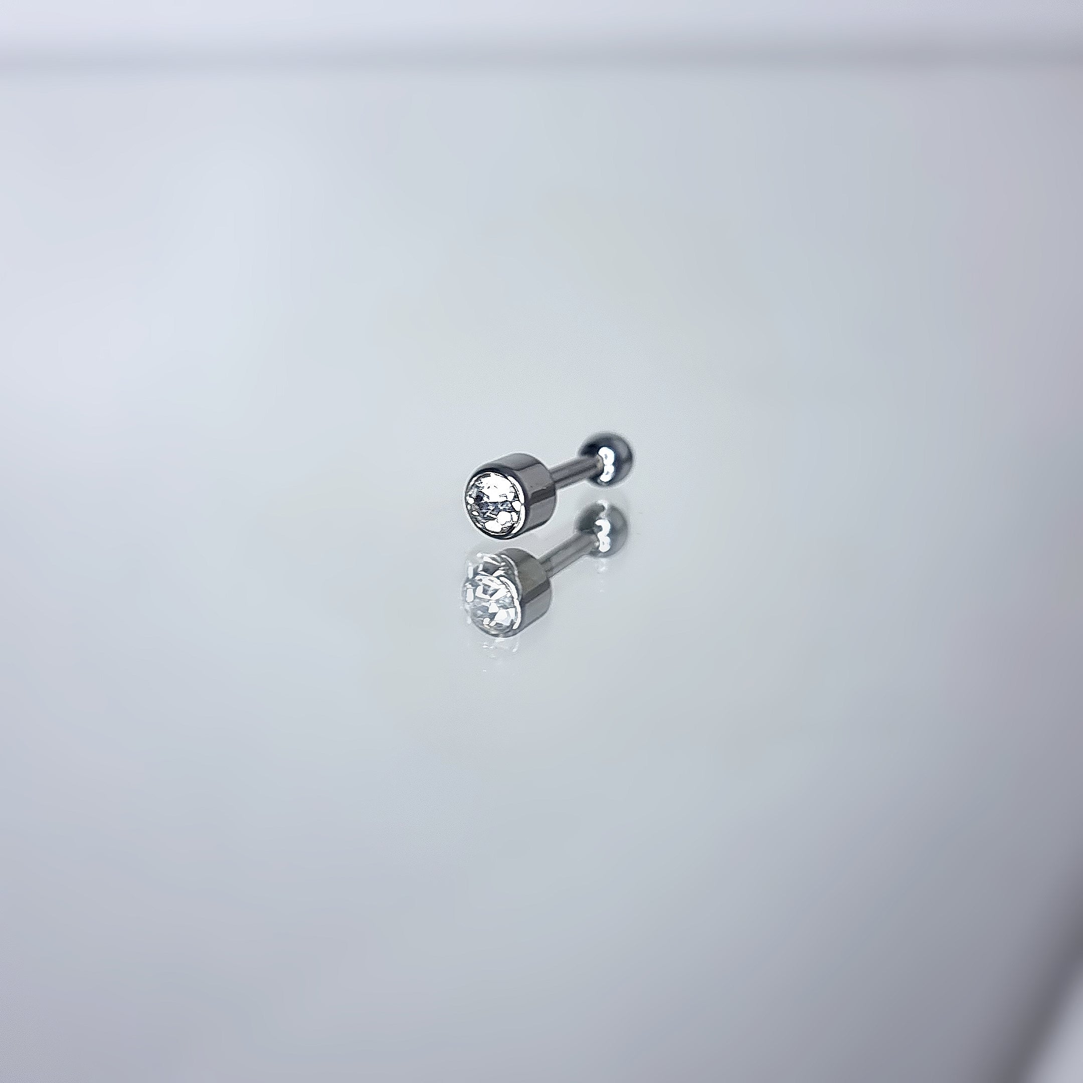 Apzeltīts pīrsings, neizraisa alerģiju, kvalitatīvi pīrsingi, neapsūbē, mitrumizturīgi. Drošs pirkums, ātra piegāde, plašs sortiments, vienkārša atgriešana. Deg…