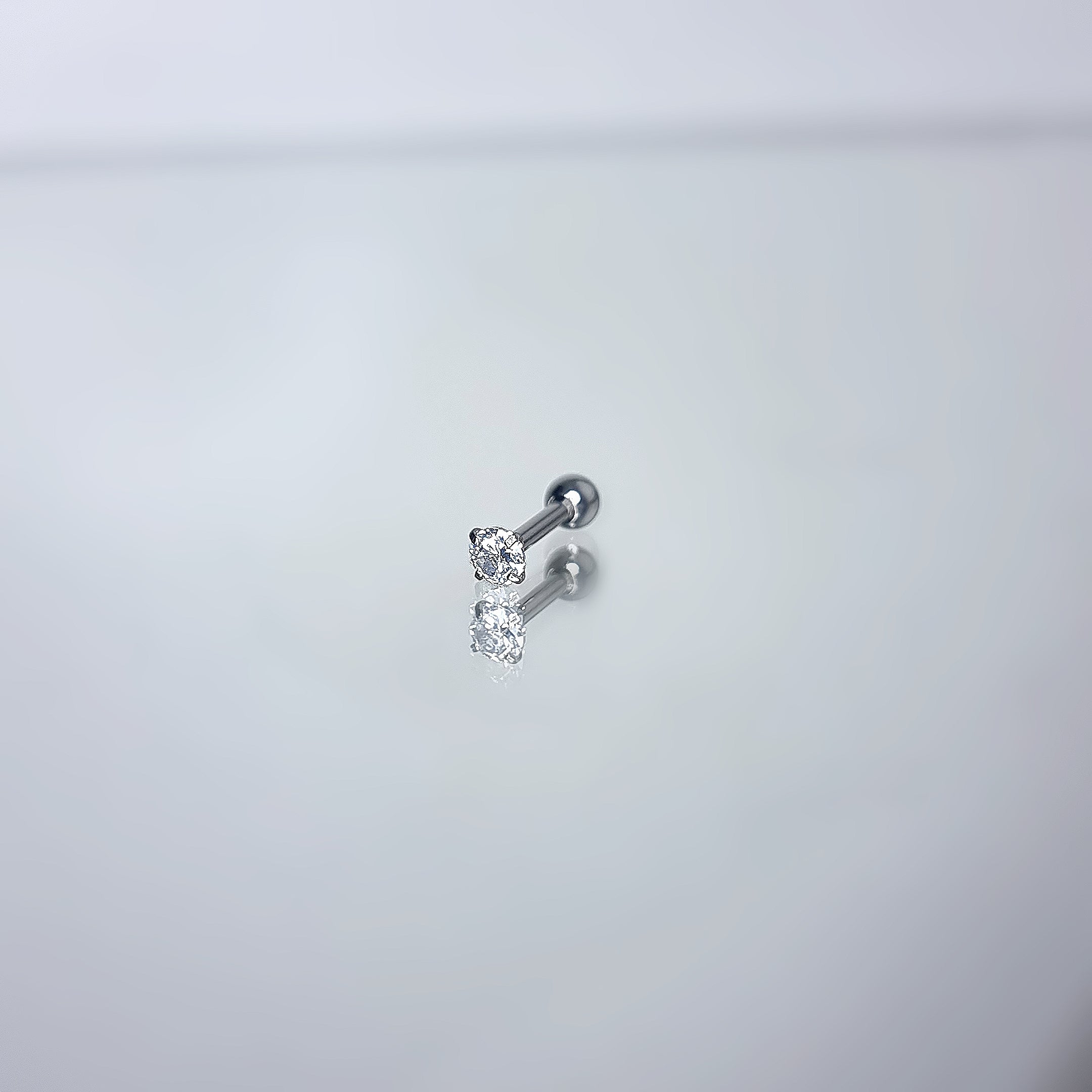 Apzeltīts pīrsings, neizraisa alerģiju, kvalitatīvi pīrsingi, neapsūbē, mitrumizturīgi. Drošs pirkums, ātra piegāde, plašs sortiments, vienkārša atgriešana. Deg…