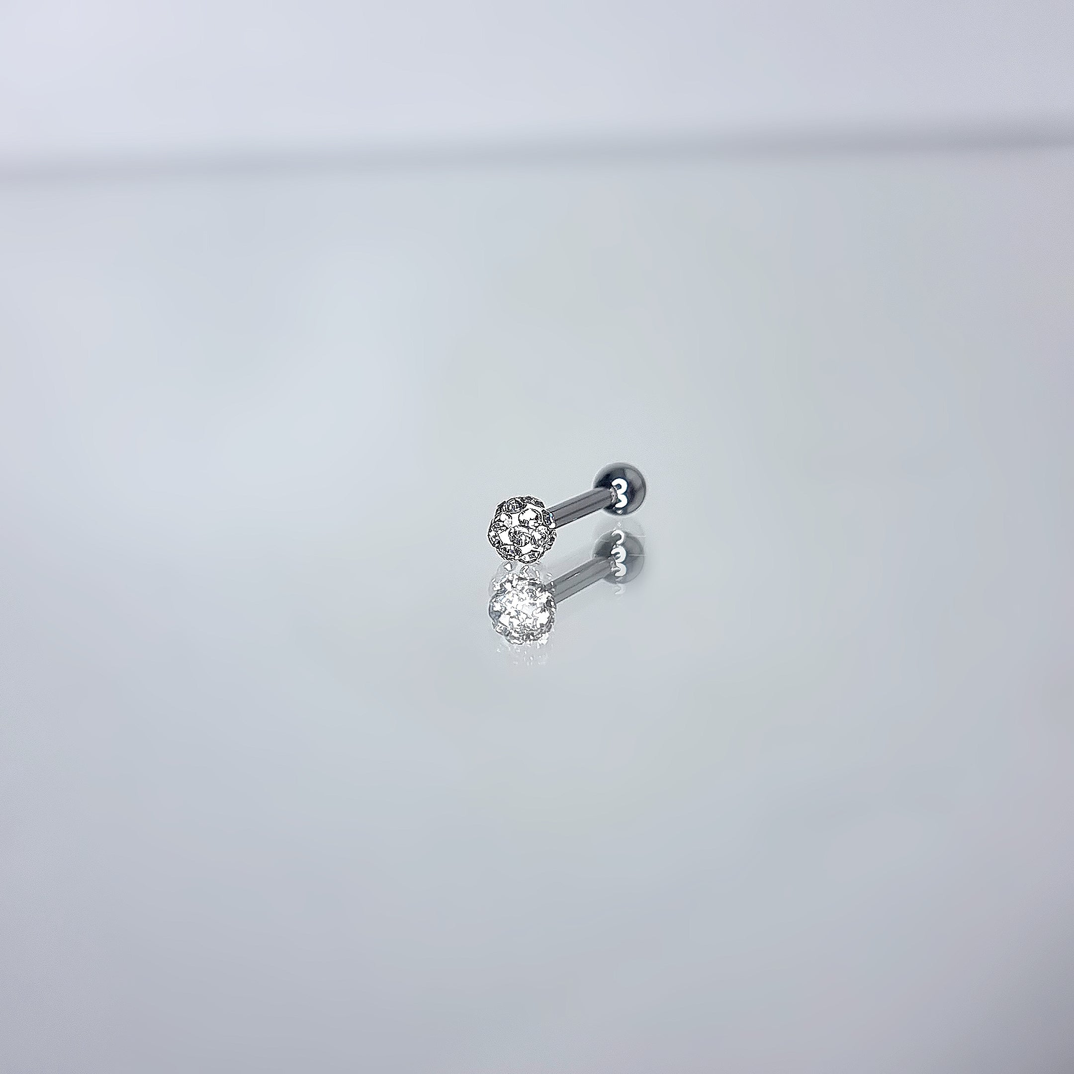 Apzeltīts pīrsings, neizraisa alerģiju, kvalitatīvi pīrsingi, neapsūbē, mitrumizturīgi. Drošs pirkums, ātra piegāde, plašs sortiments, vienkārša atgriešana. Deg…