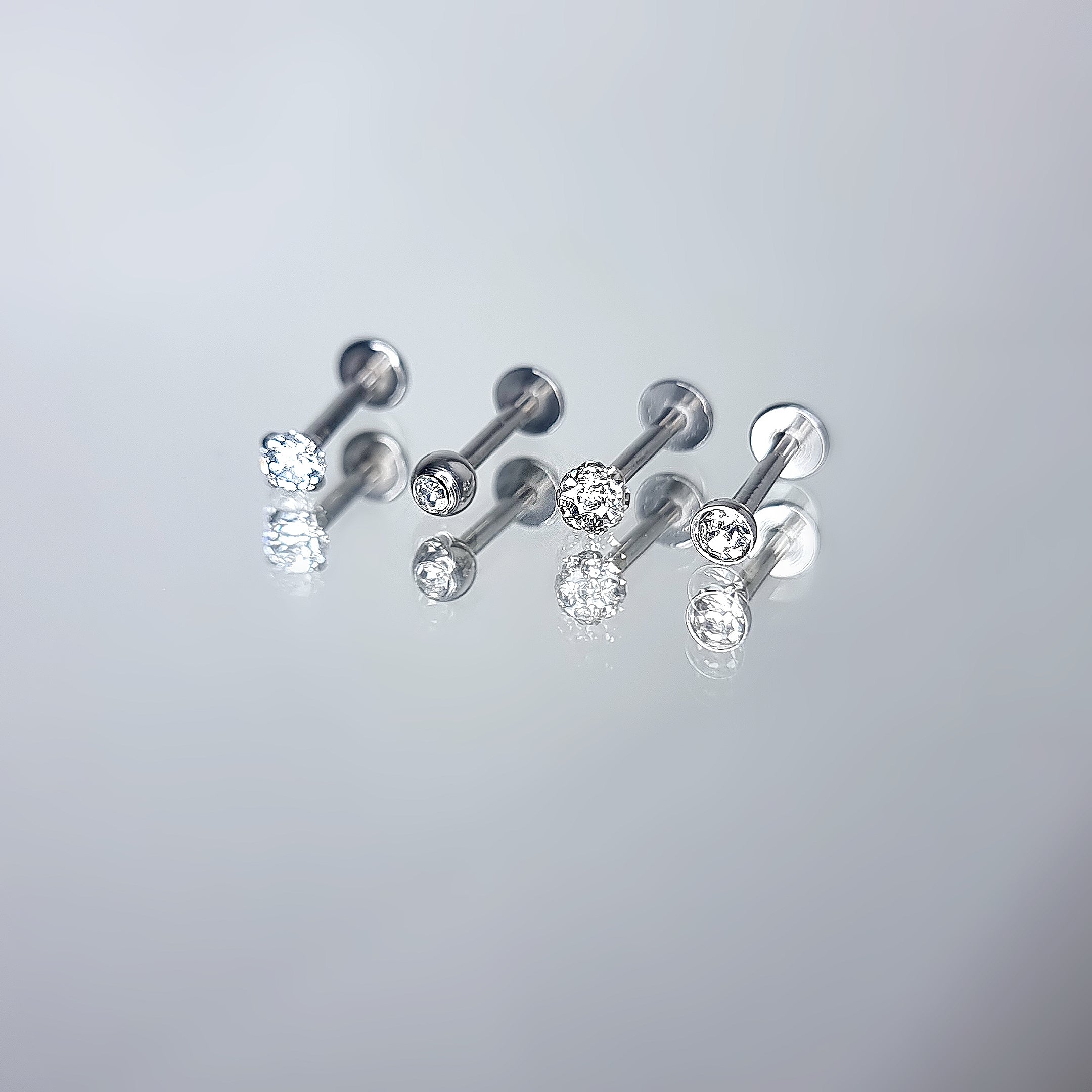 Apzeltīts pīrsings, neizraisa alerģiju, kvalitatīvi pīrsingi, neapsūbē, mitrumizturīgi. Drošs pirkums, ātra piegāde, plašs sortiments, vienkārša atgriešana. Deg…