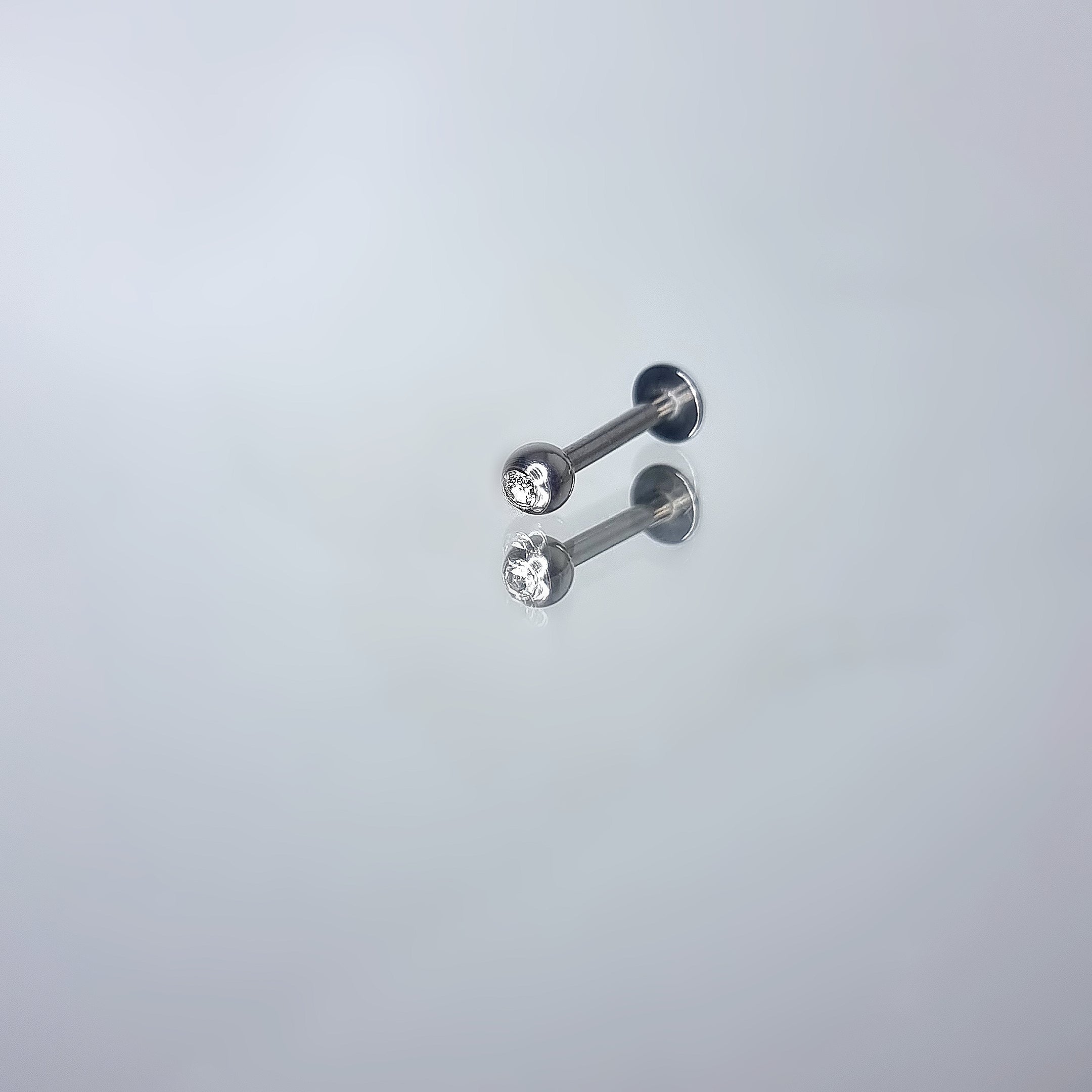 Apzeltīts pīrsings, neizraisa alerģiju, kvalitatīvi pīrsingi, neapsūbē, mitrumizturīgi. Drošs pirkums, ātra piegāde, plašs sortiments, vienkārša atgriešana. Deg…