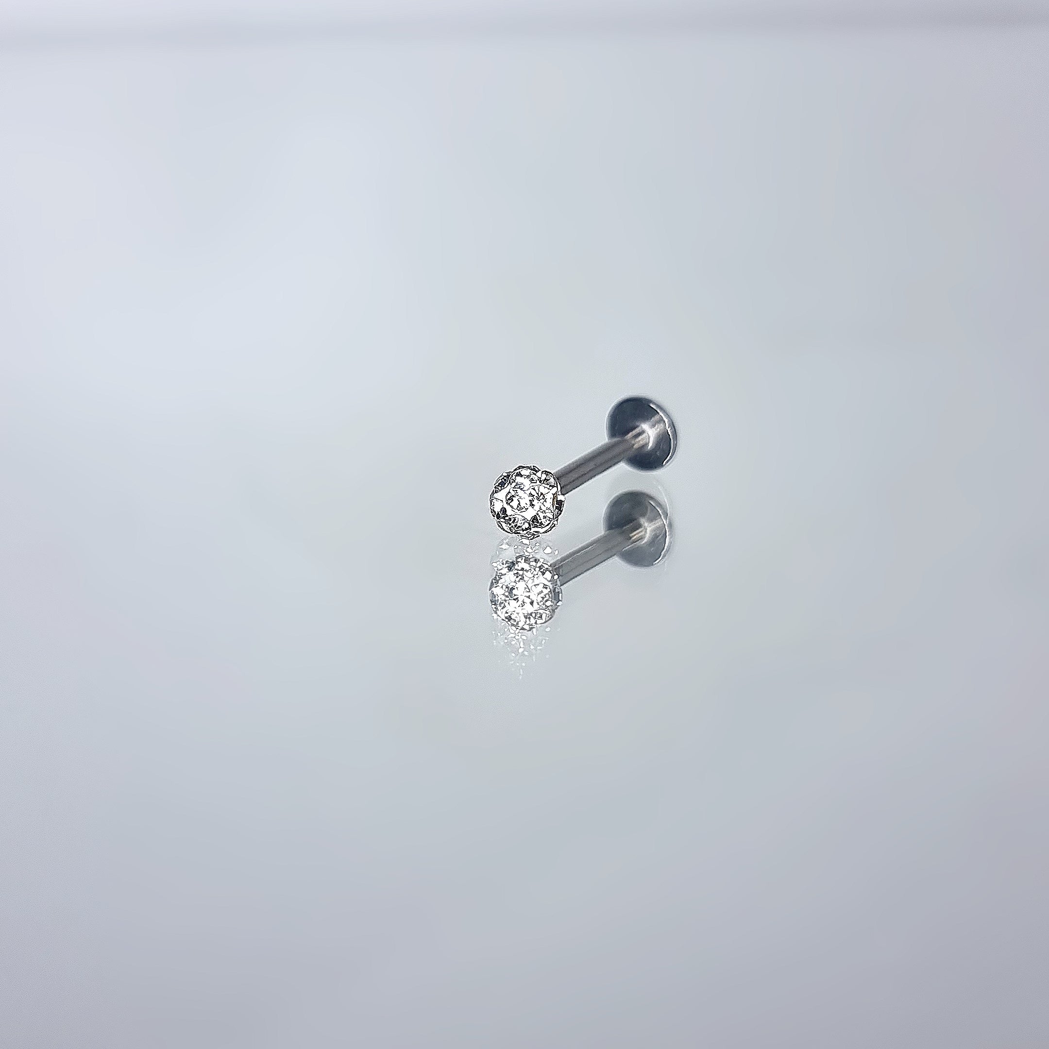 Apzeltīts pīrsings, neizraisa alerģiju, kvalitatīvi pīrsingi, neapsūbē, mitrumizturīgi. Drošs pirkums, ātra piegāde, plašs sortiments, vienkārša atgriešana. Deg…